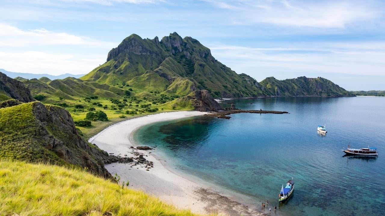 Komodo 6-Island Private Yacht Day Trip with Manta Ray Snorkeling