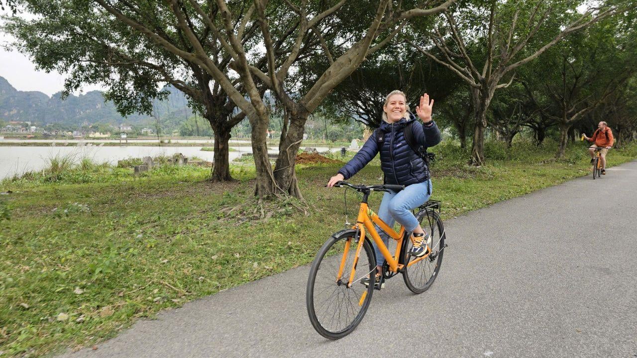 Hanoi to Ninh Binh: Hoa Lu, Trang An & Mua Cave Day Tour