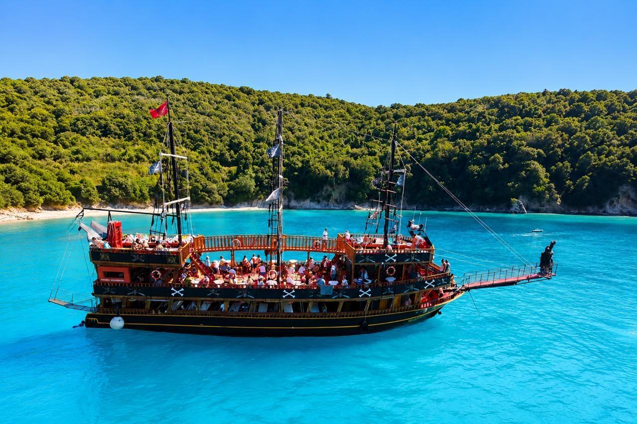 Saranda: Pashaj VIP Boat Trip with Foam Party