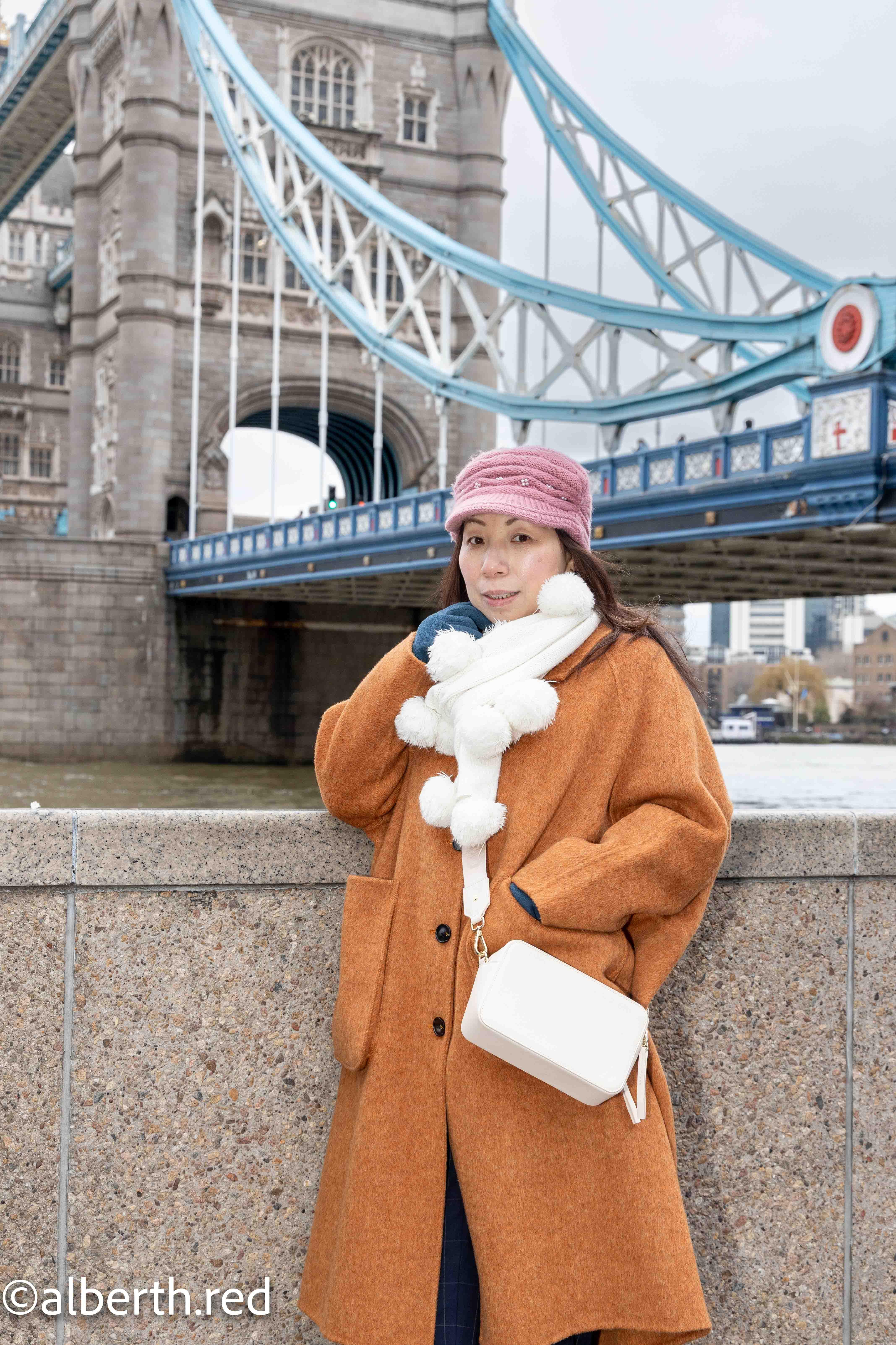 London: Tower Bridge Sunrise Photoshoot with a photographer
