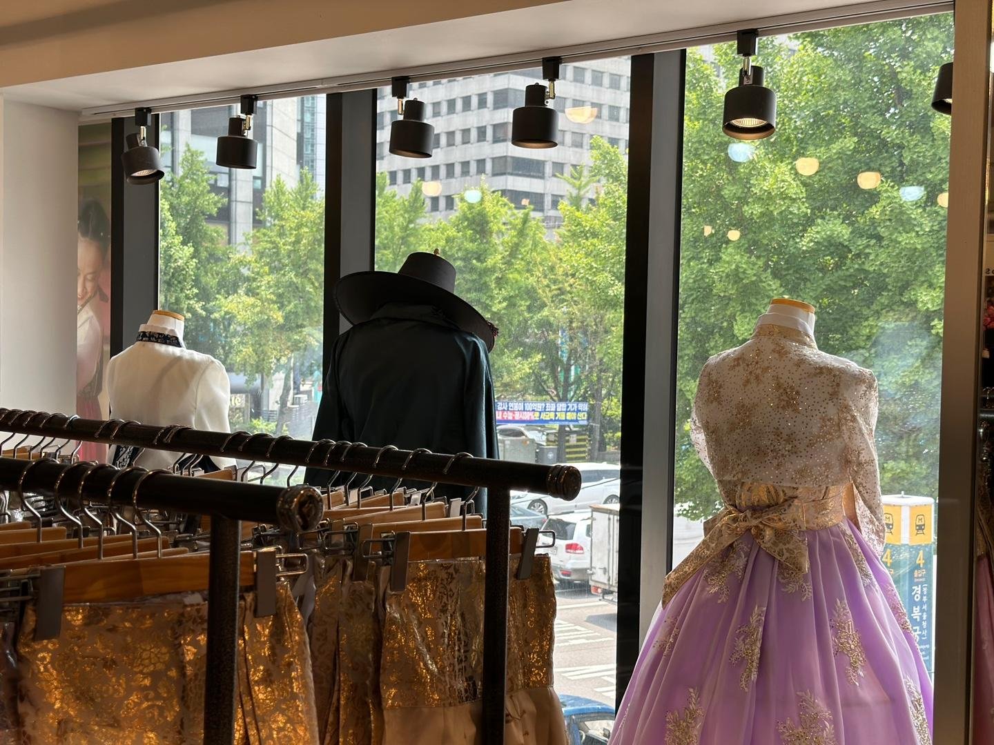 Seoul: Hanbok Rental with Gyeongbokgung Palace Entry — Seoul K-beauty experience photo 23