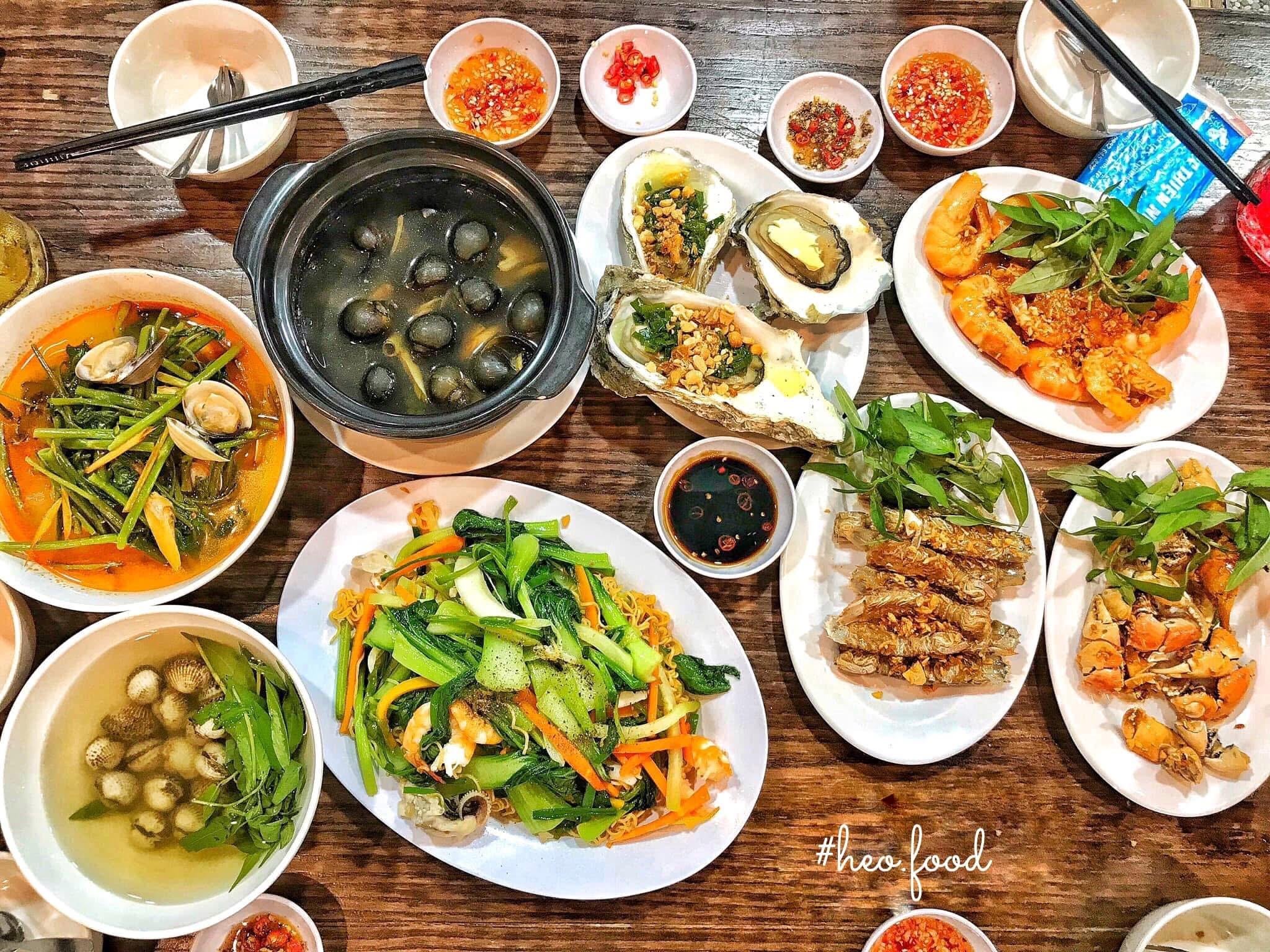 Private Hanoi Street Food Walk with University Student Guide
