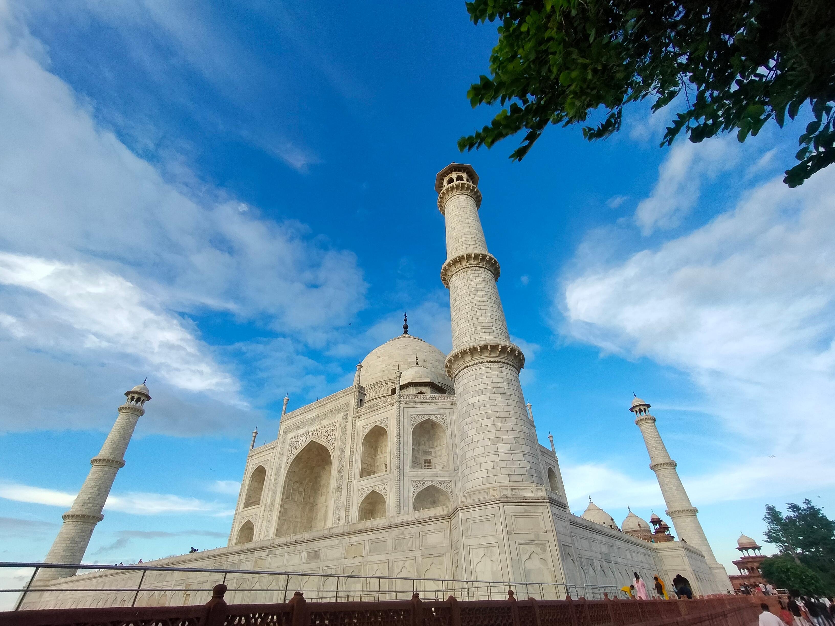 Taj Mahal Guided Tour with Traditional Saree or Kurta Experience
