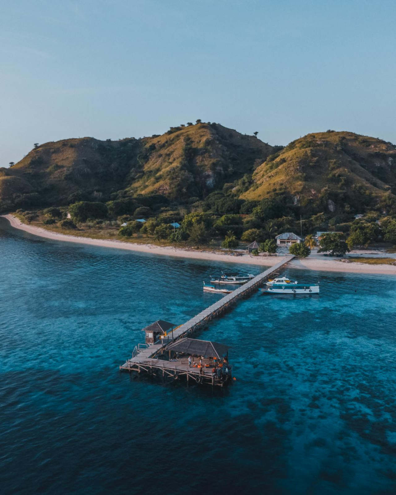 Komodo 6-Island Private Yacht Day Trip with Manta Ray Snorkeling