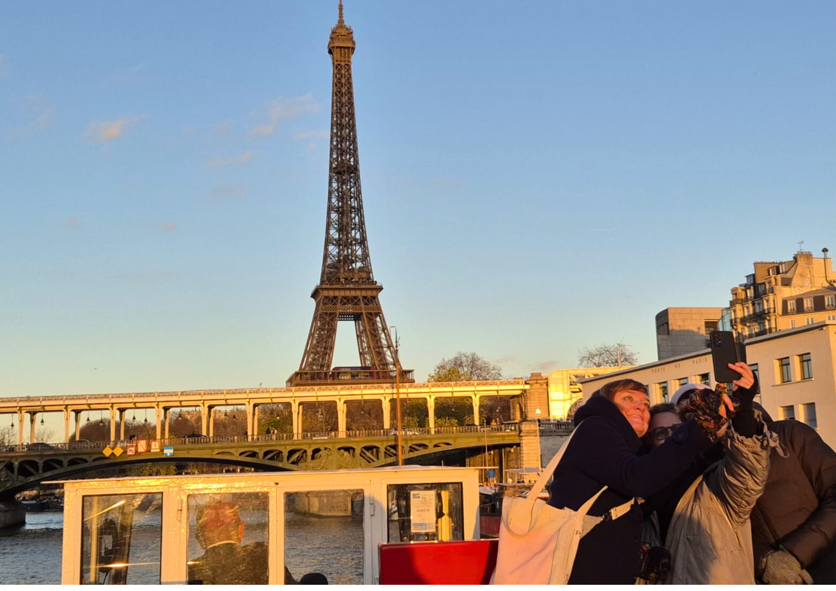 Paris Evening Seine River Cruise with Champagne