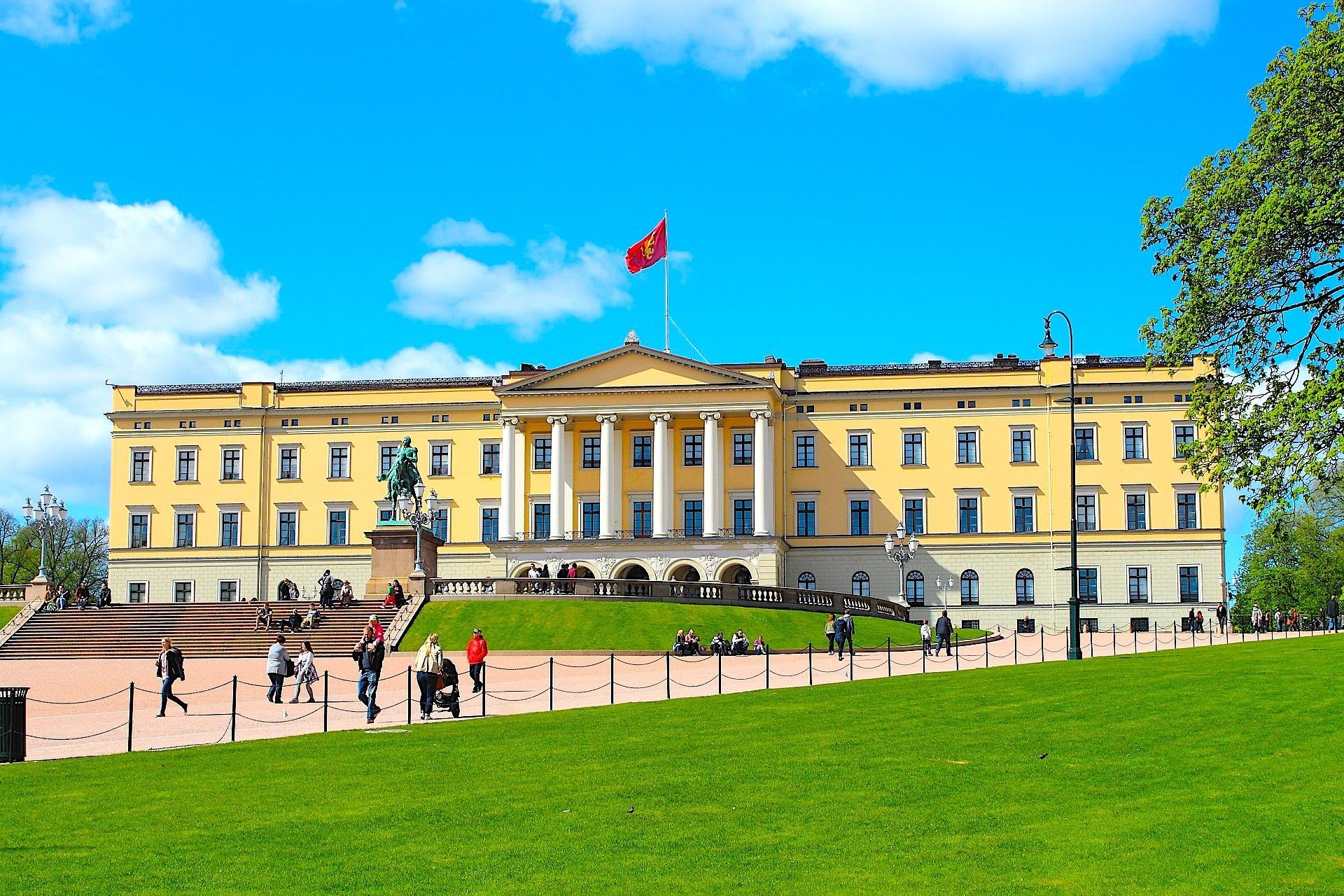Oslo: Guided Walking Tour of Central Oslo with Local Guide