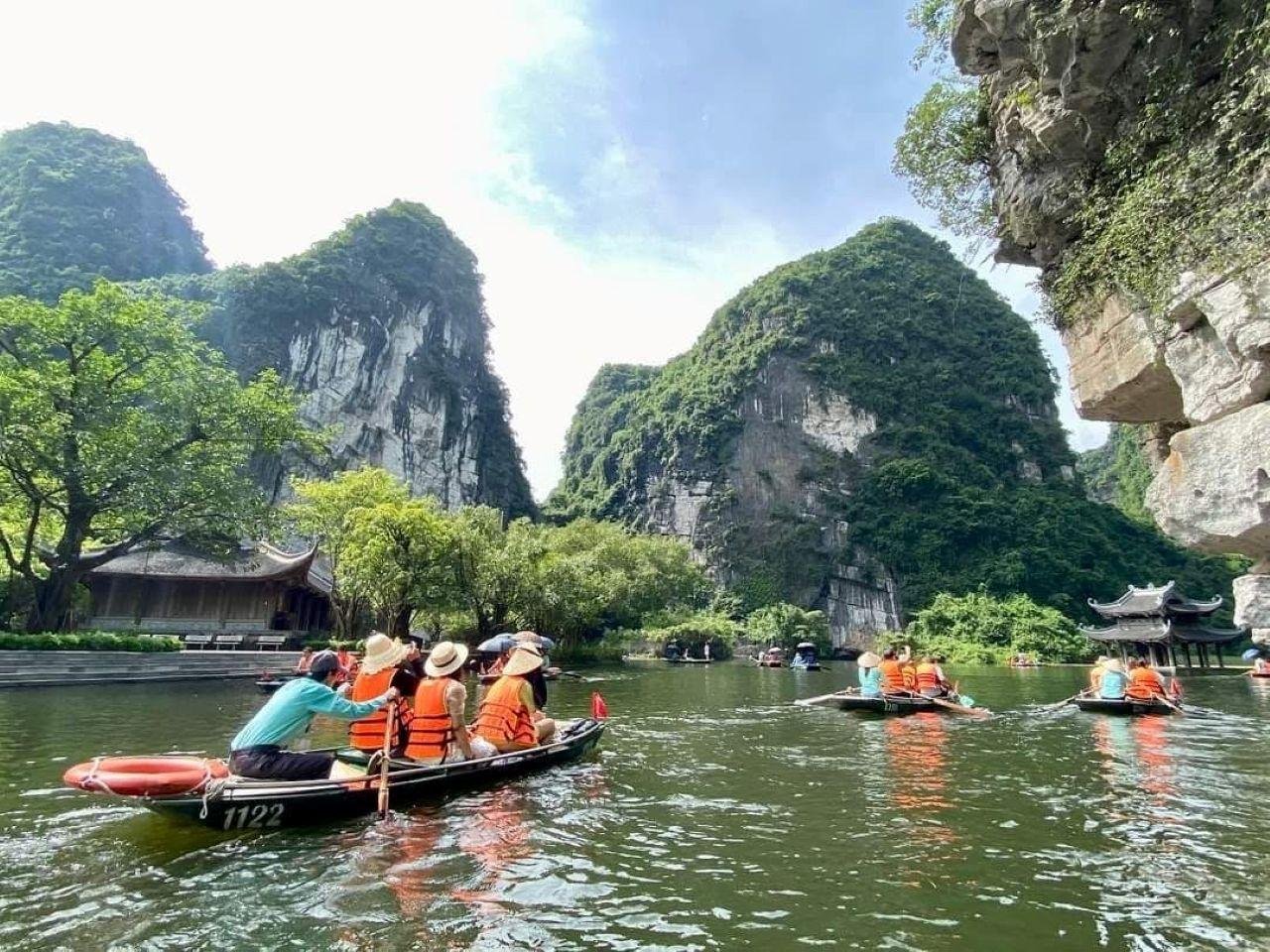 Hanoi to Ninh Binh: Hoa Lu, Trang An & Mua Cave Day Tour