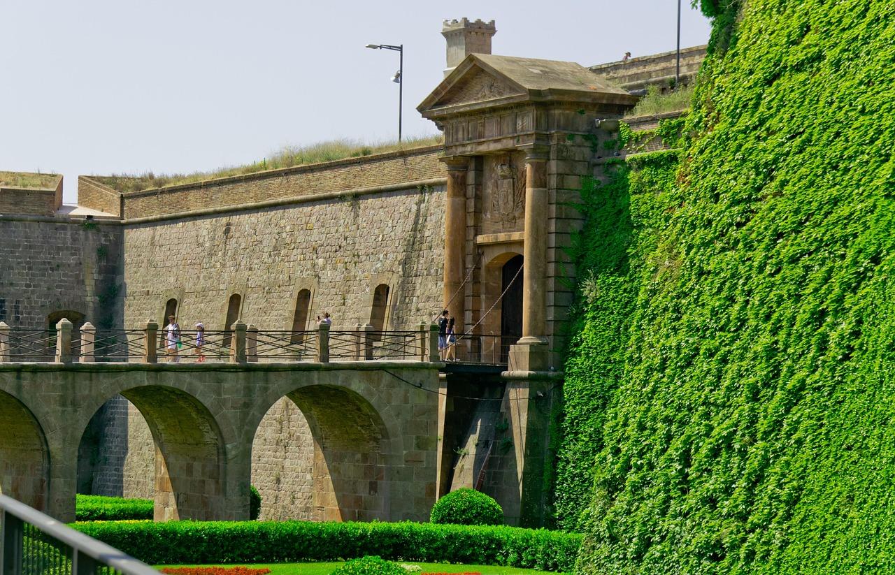 Montjuïc Castle & Old Town Barcelona Walking Tour with Cable Car