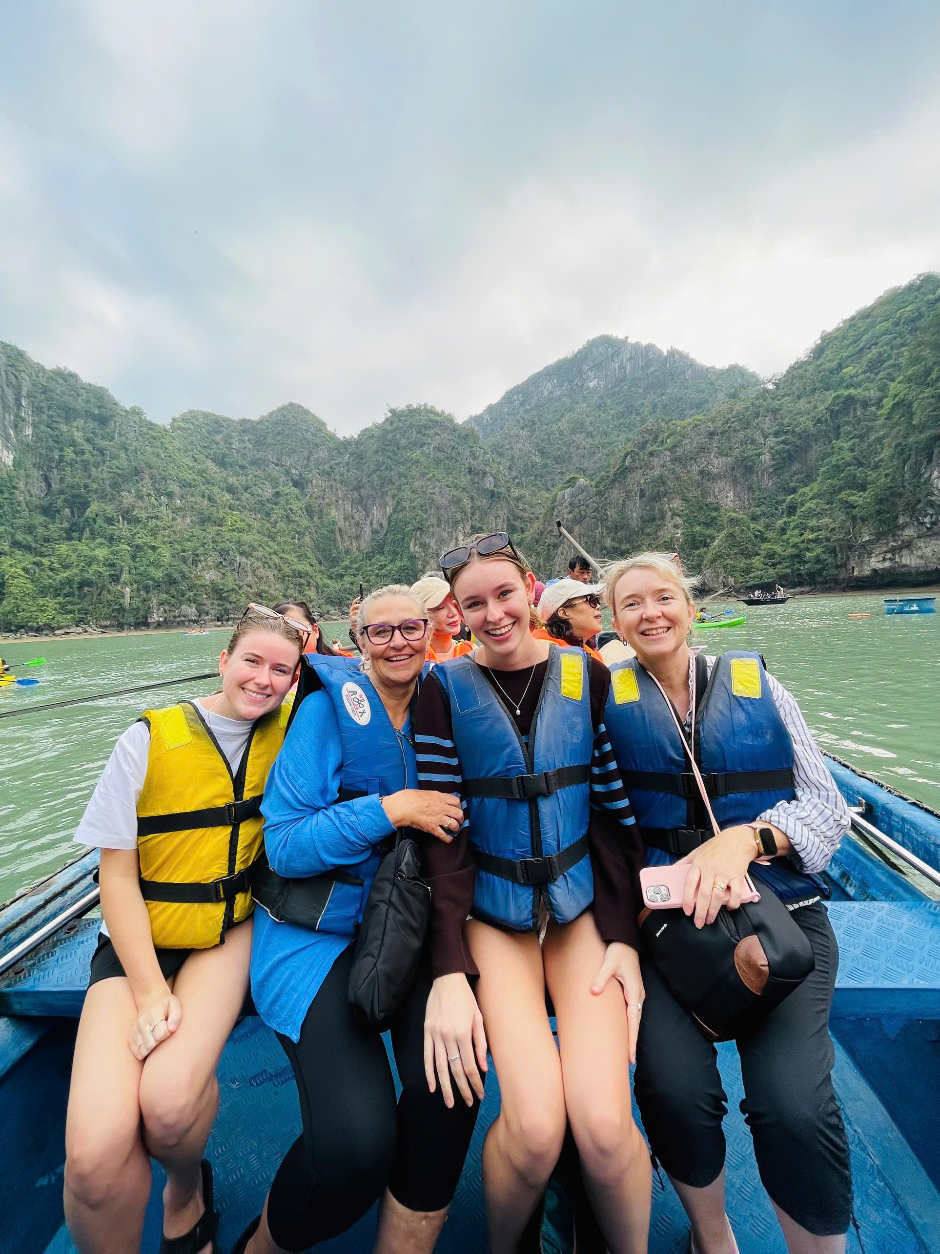 Luxury Ha Long Bay Day Cruise with Buffet & Kayaking