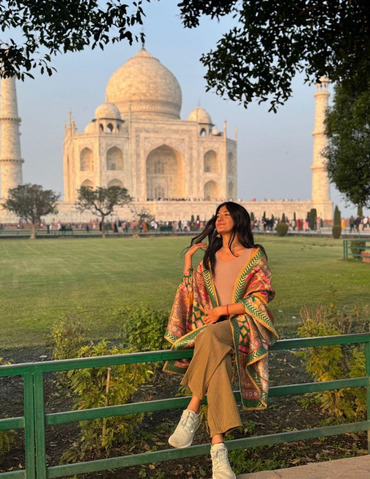Taj Mahal Guided Tour with Traditional Saree or Kurta Experience