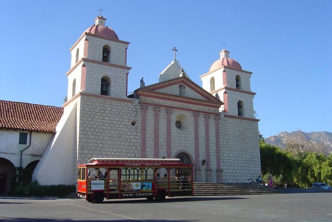 Das Trolley von Santa Barbara auf einer Straße am Wasser