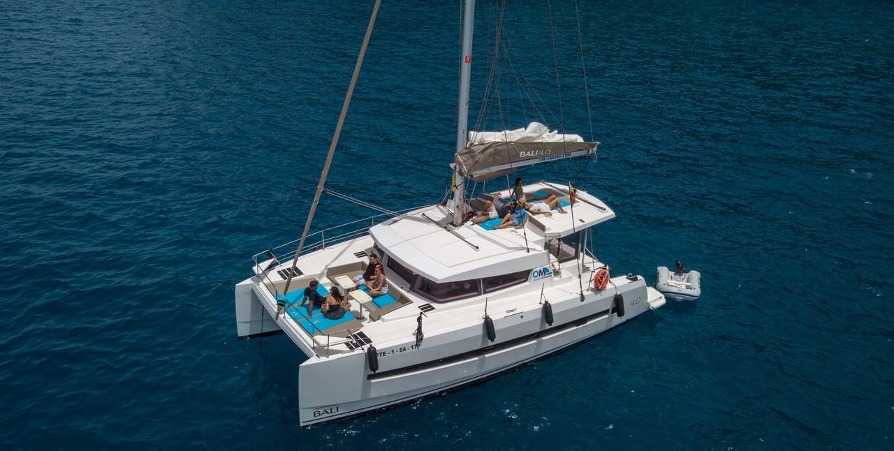 Puerto Banús Luxury Catamaran Experience with Complimentary Drinks