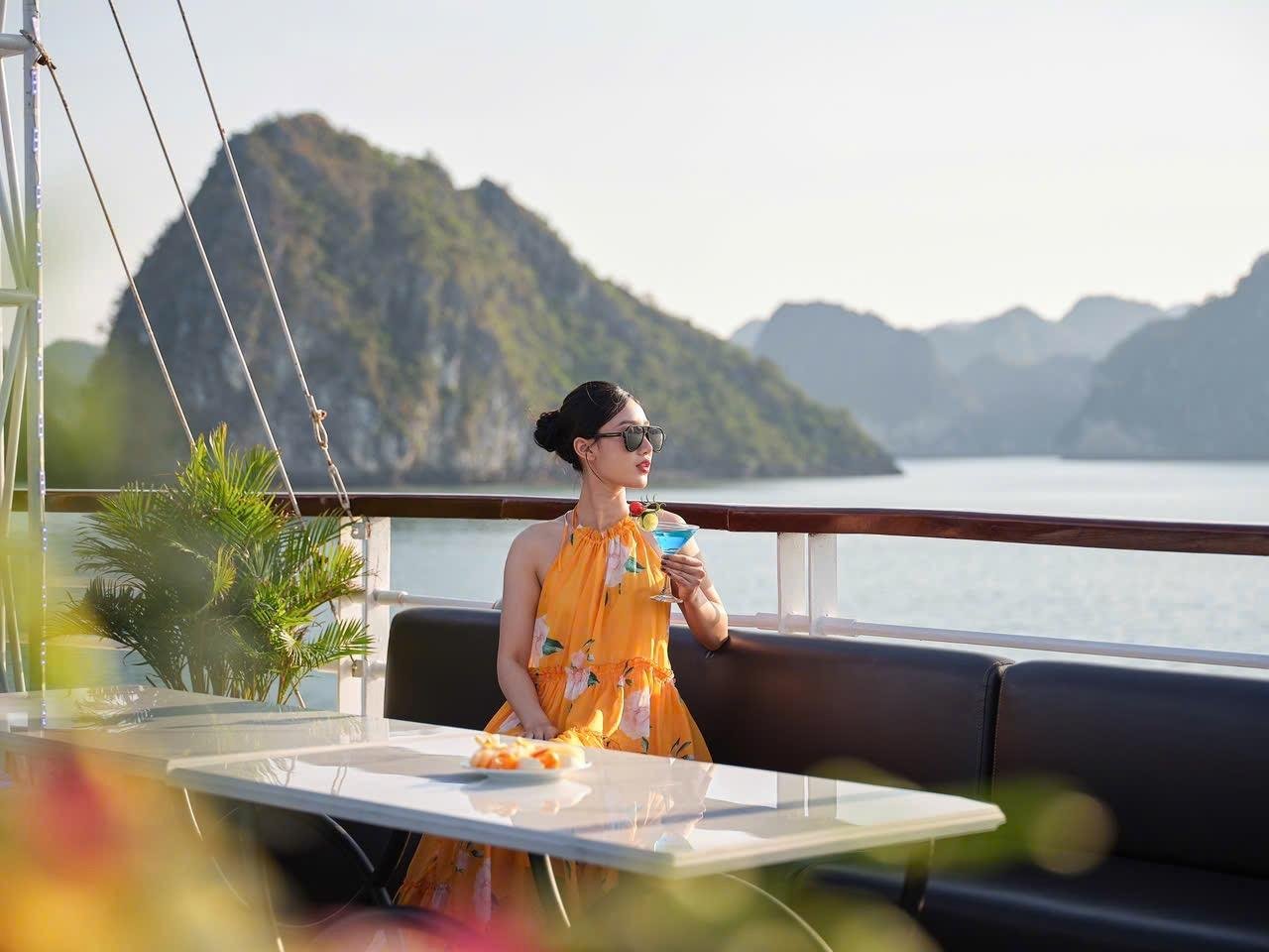 Ha Long Bay Full-Day Luxury Cruise from Hanoi