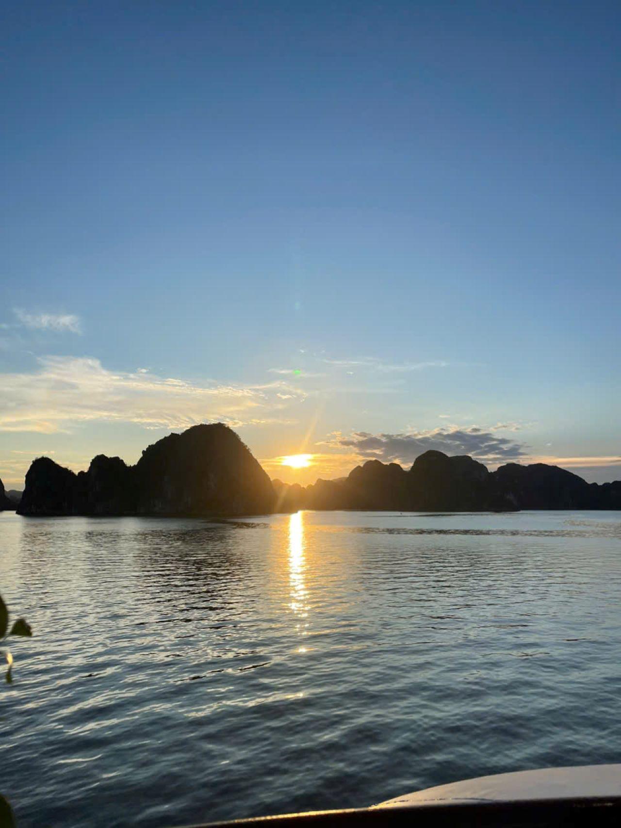 Ha Long Bay Day Trip from Hanoi: Luxury or Standard Cruise with Lunch