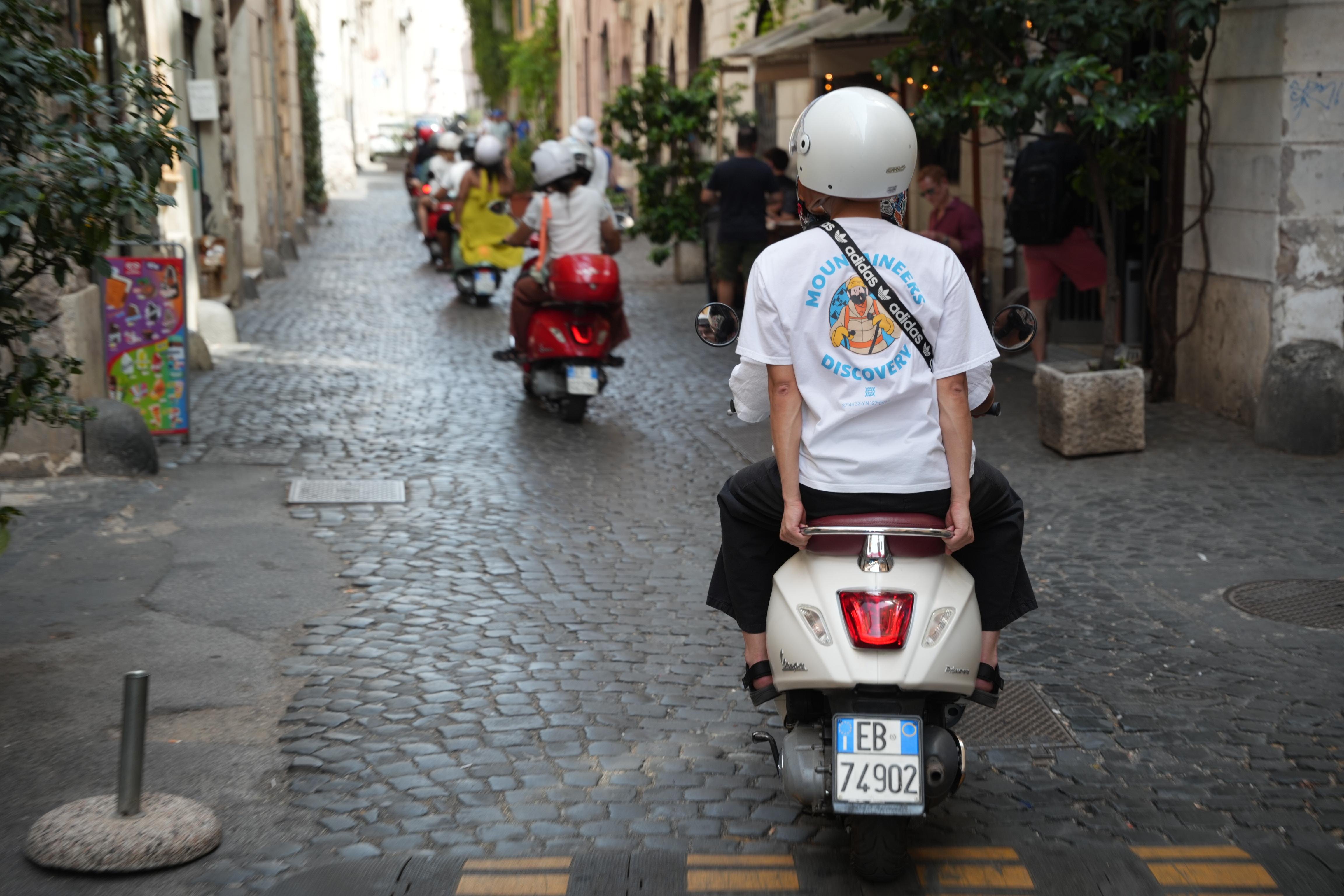 Rome vespa photo tour photoshoot passenger city backdrops — image 5