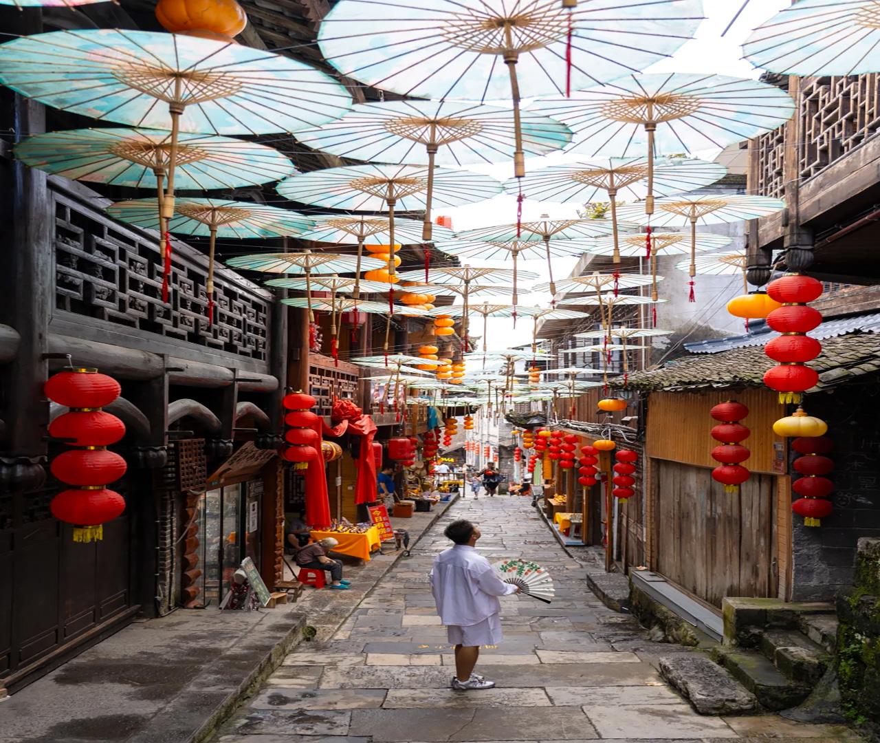 Zhangjiajie to Fenghuang & Furong Waterfall Town: Private Day Tour