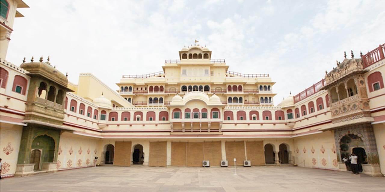 Jaipur Highlights: City Palace, Hawa Mahal & Jantar Mantar by Private Car
