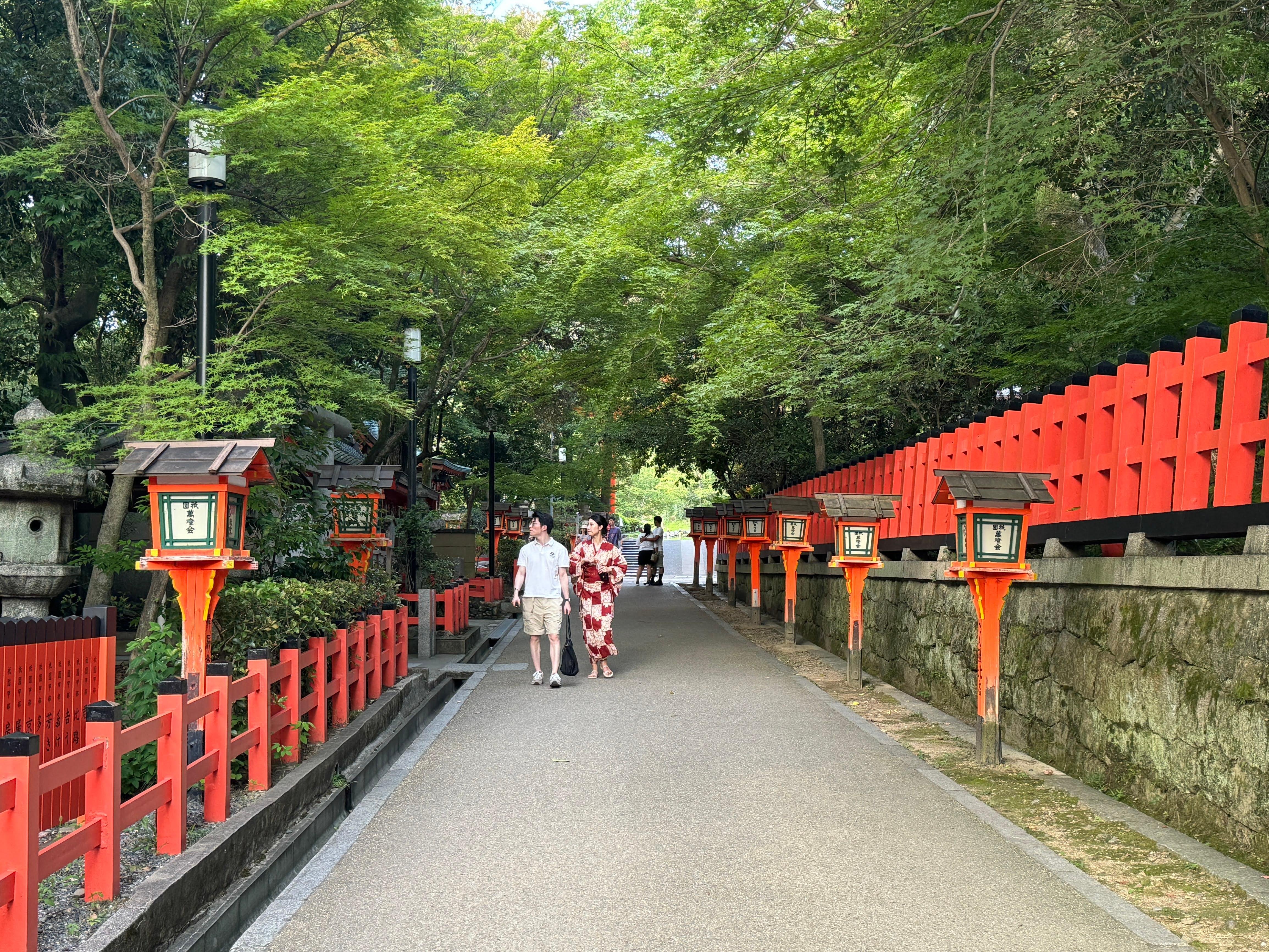 Kyoto: Gion and Yasaka Shrine Cultural Walking Tour