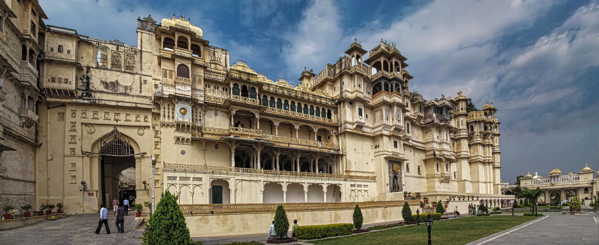 Udaipur Full-Day Highlights: Palaces, Lakes, and Heritage Tour
