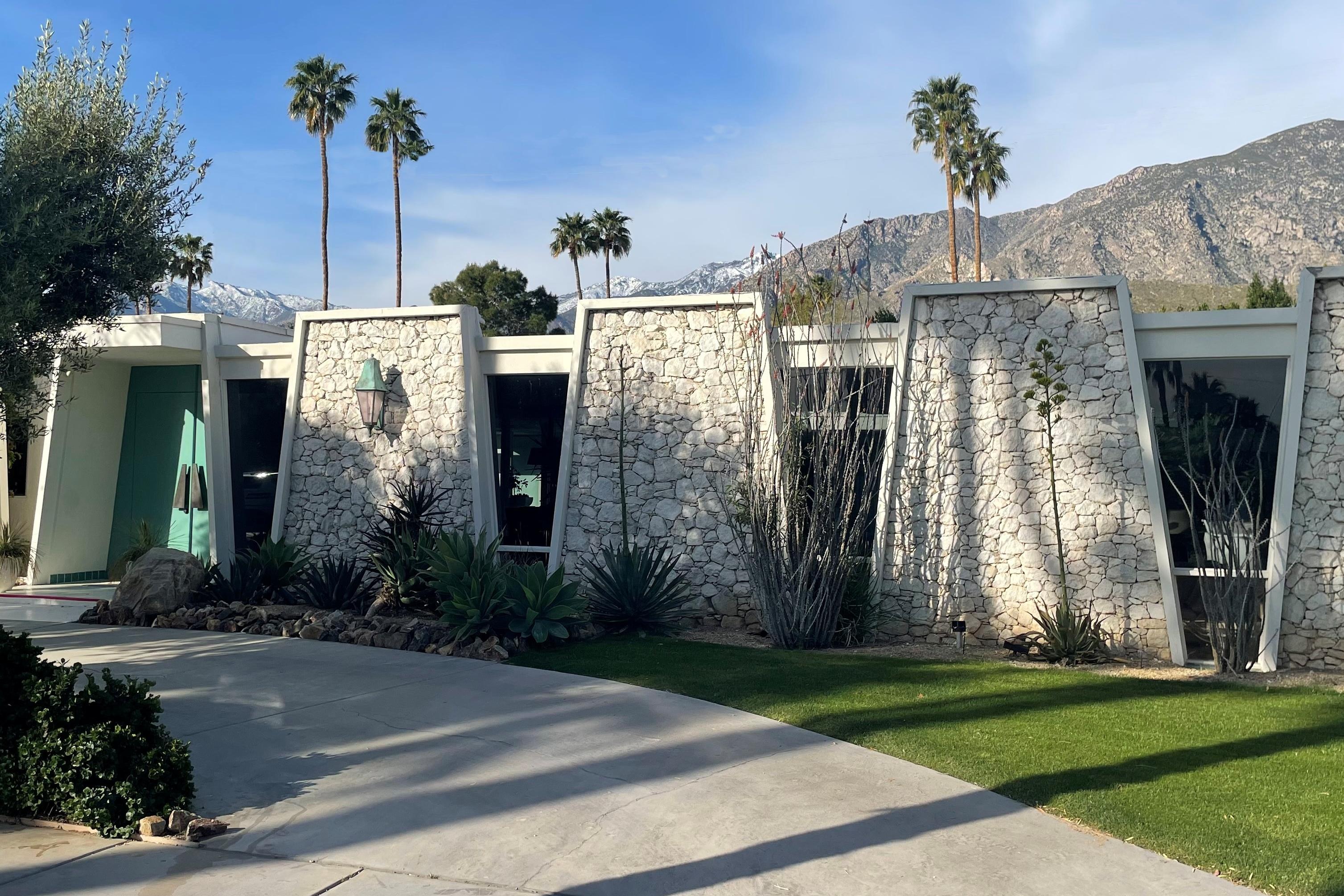Palm Springs architecture tour - mid-century modern houses and landmarks — image 12