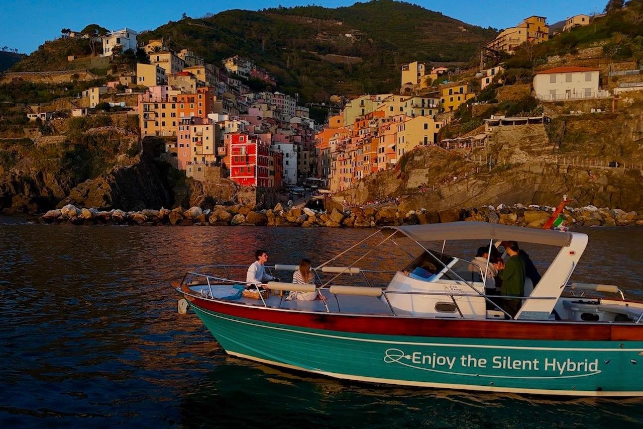 Cinque Terre Sunset Boat Tour with Aperitif