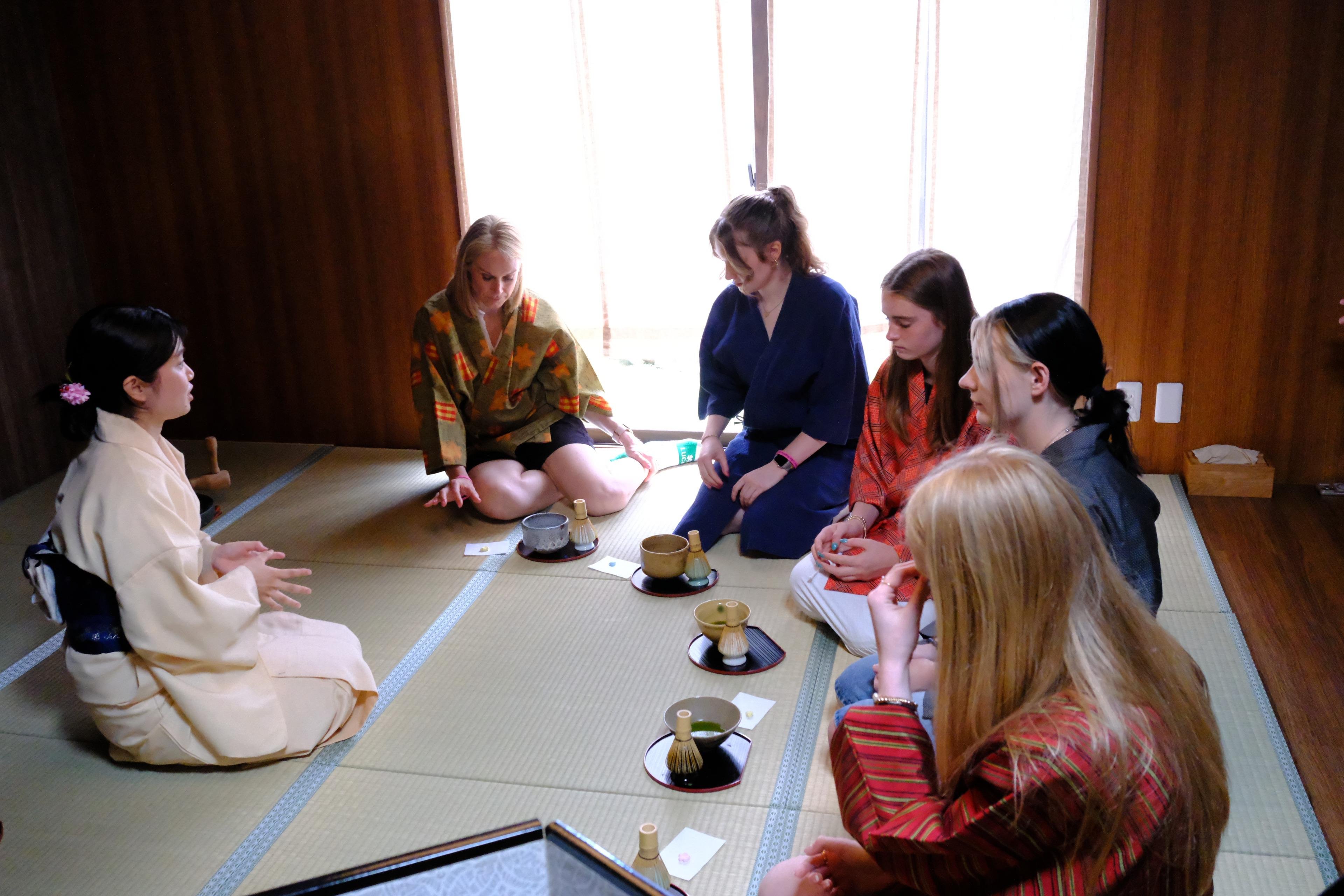 Privat upplevelse i Machiya i Kyoto: Tebjudning, kalligrafi & kimono