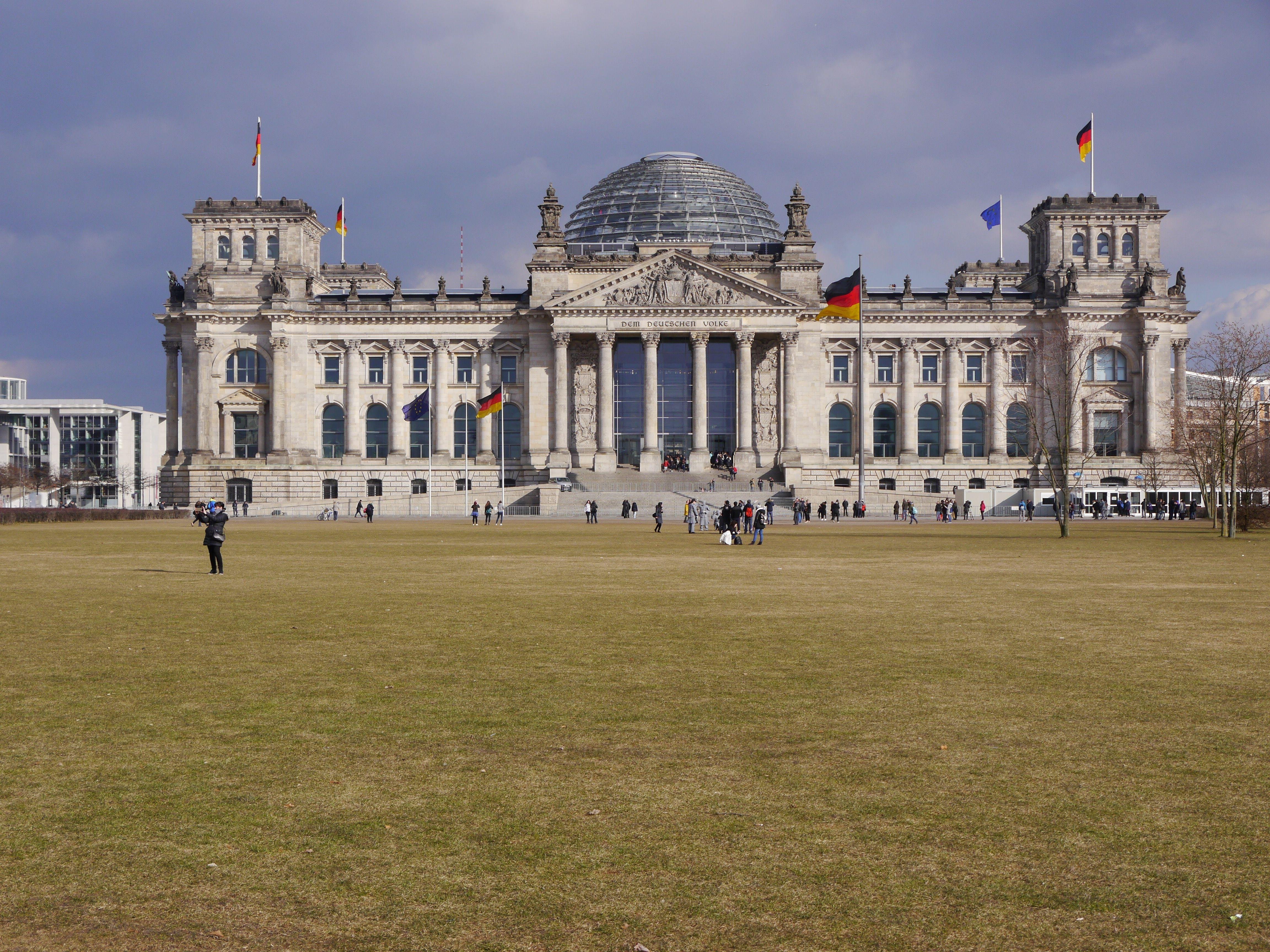 Guided tour of the Government Quarter with a visit to the Reichstag Plenary Chamber and Cuppola