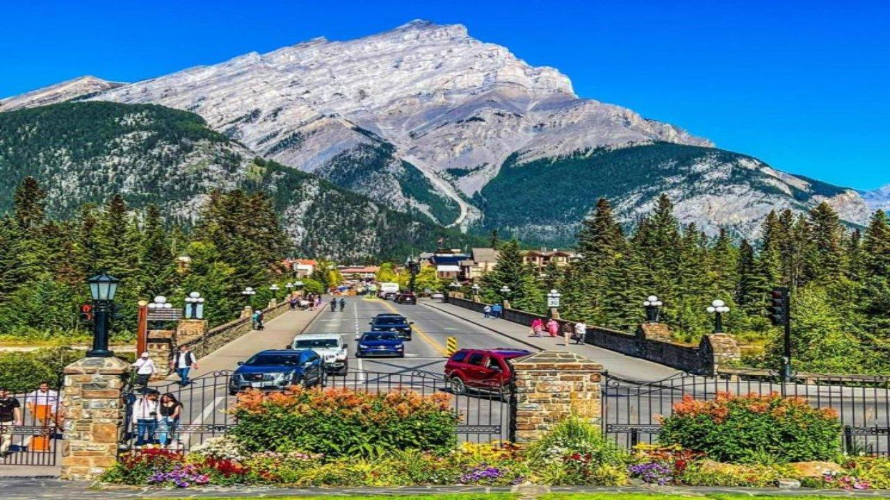 Banff Upper Hot Springs Sulphur Mountain mineral pool Rocky Mountains — image 8