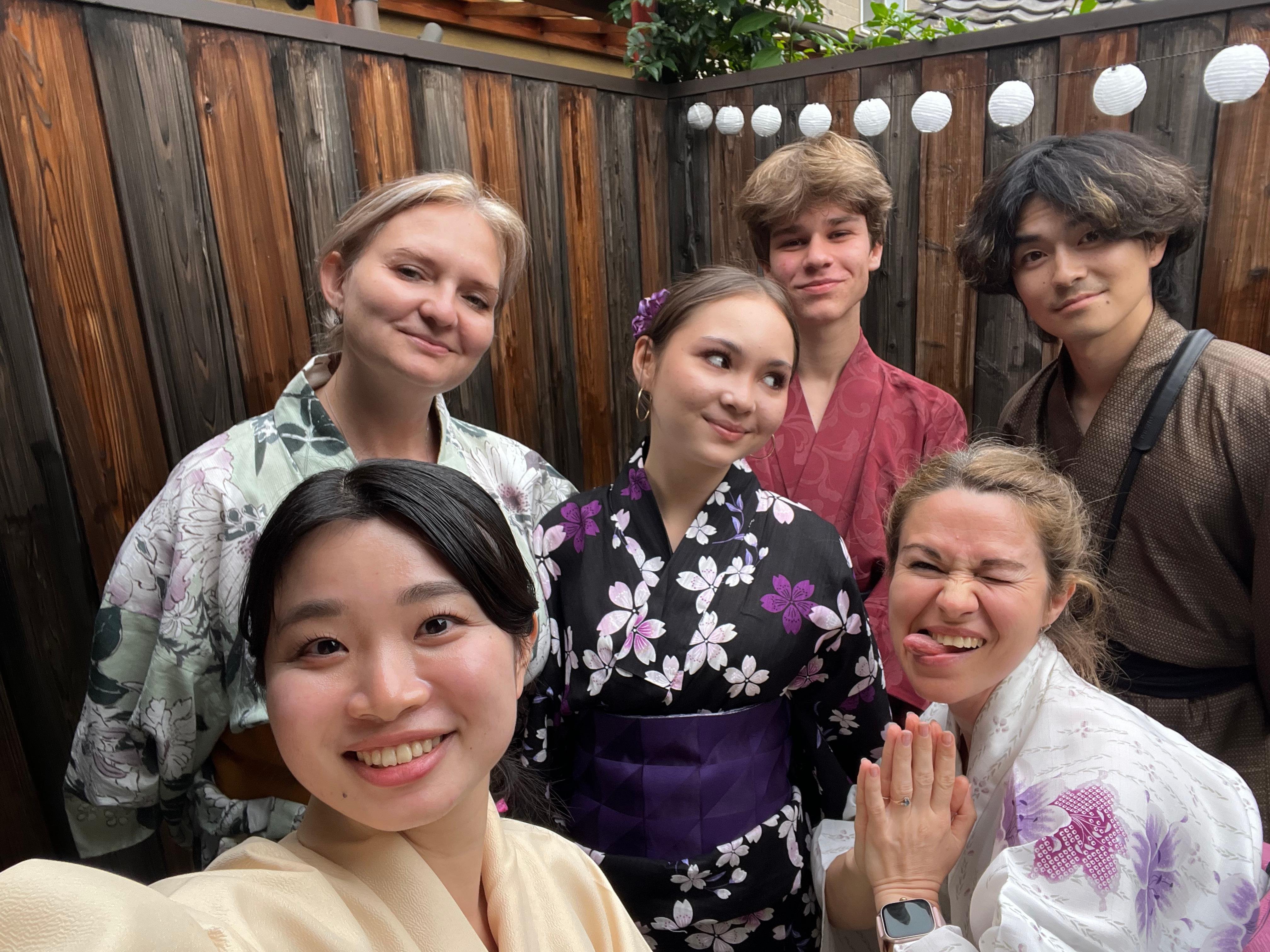 Privat upplevelse i Machiya i Kyoto: Tebjudning, kalligrafi & kimono