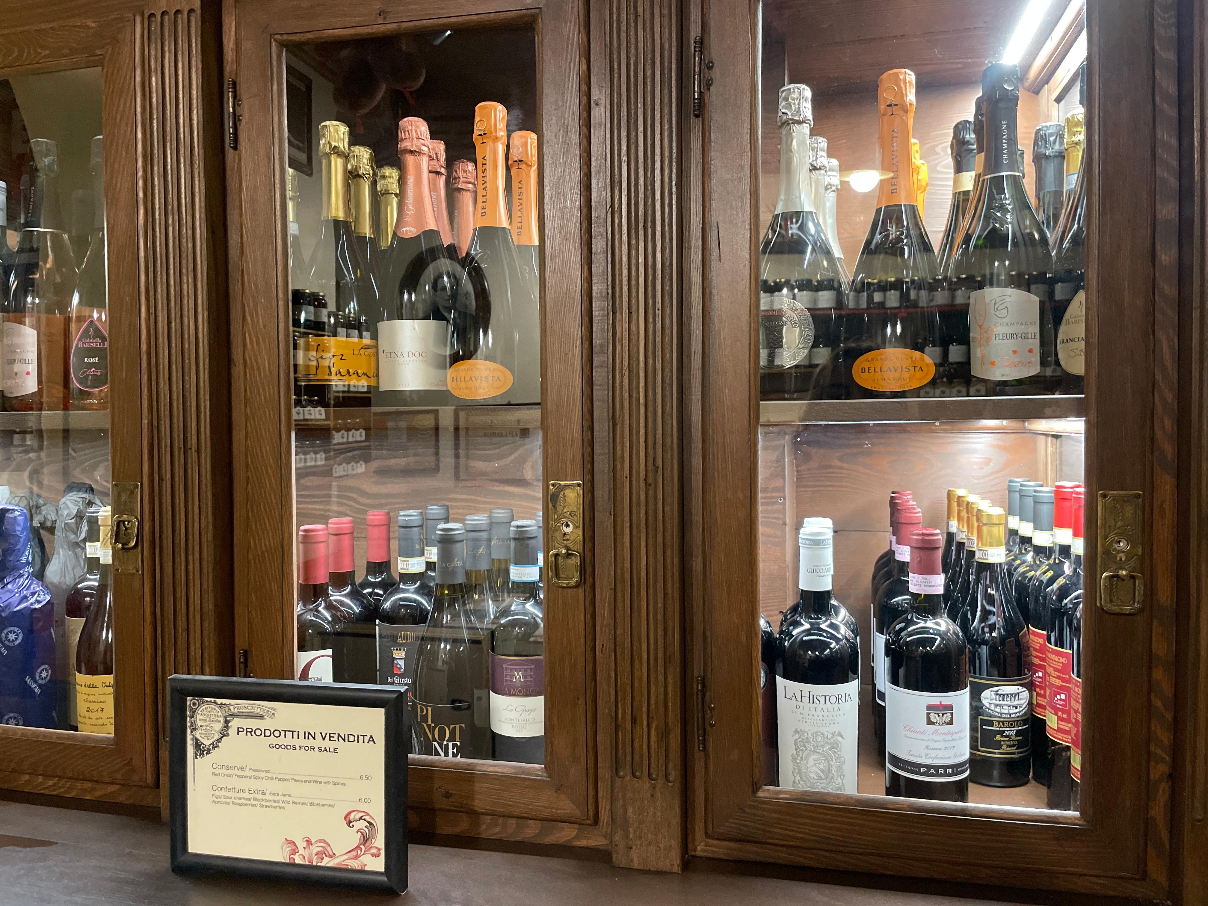 Milan History & Street Food Walk with Wine
