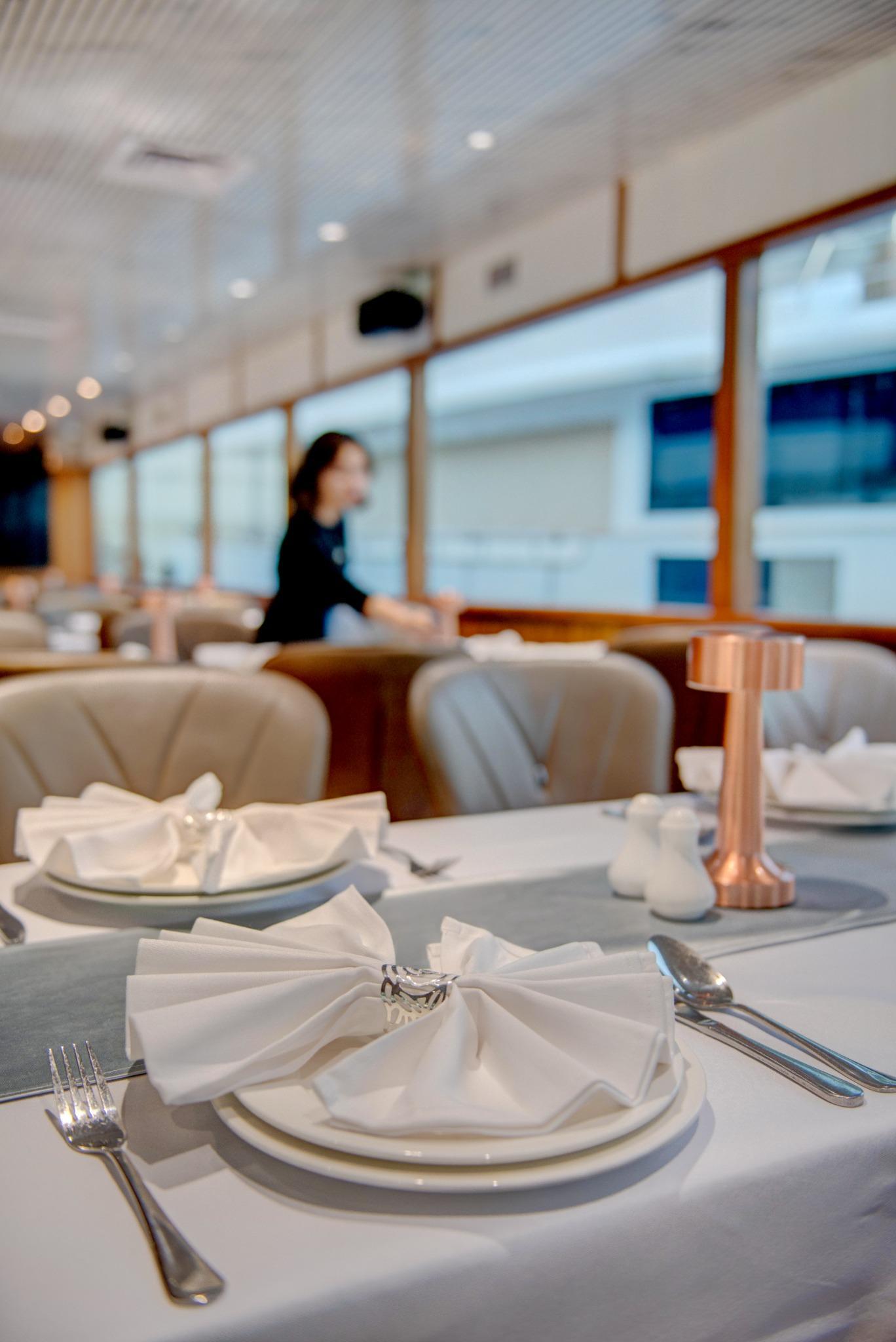 Dubai Marina Luxury Dinner Cruise with Live Entertainment & Open Bar