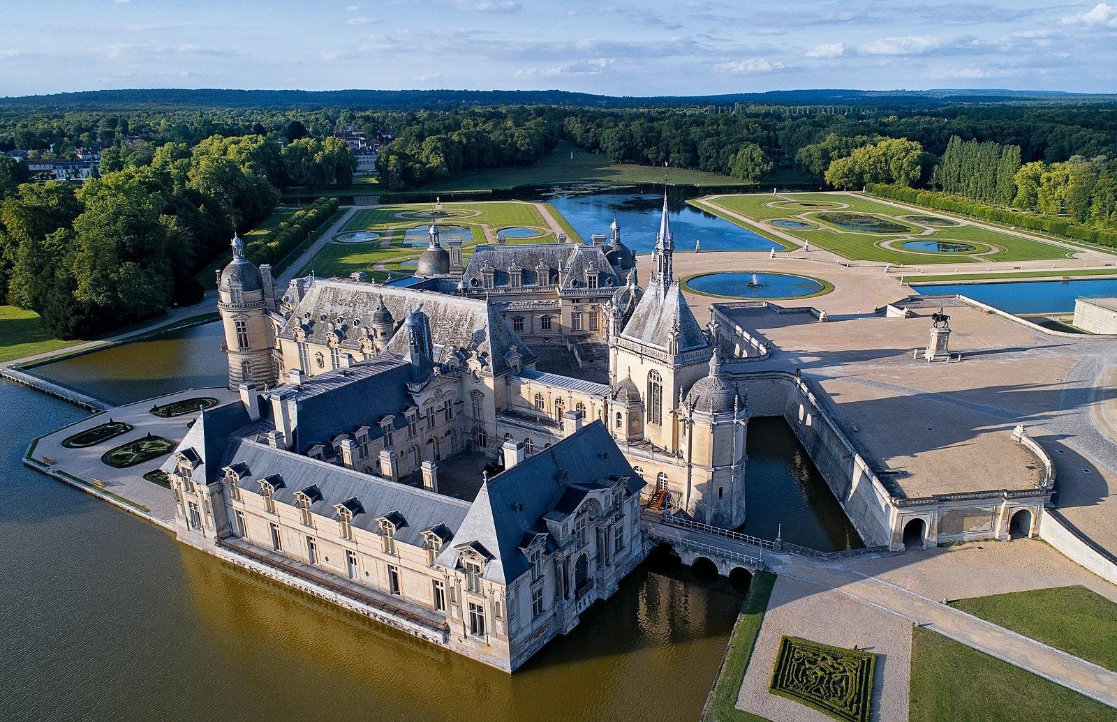 Private Chantilly Palace Tour with Transfer from Paris