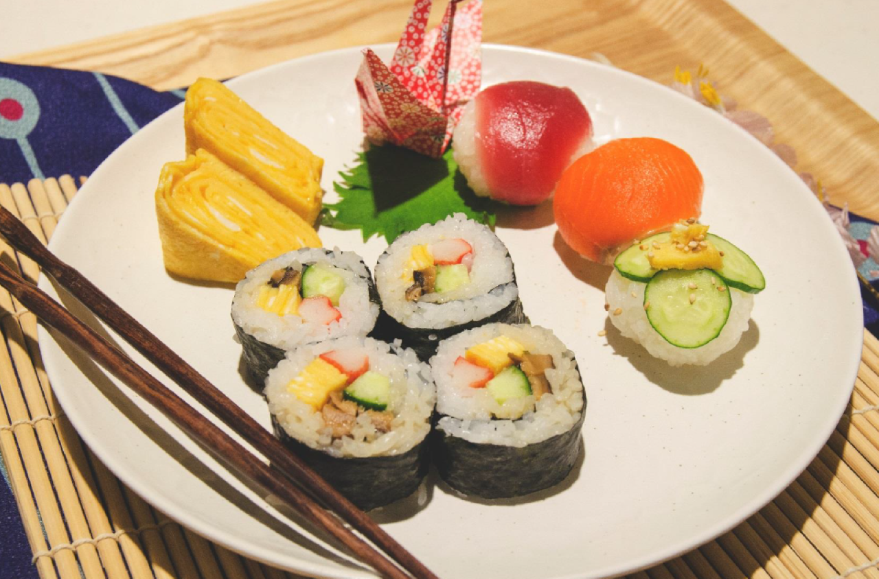Tokyo: Tsukiji Market Walking Tour & Sushi Cooking Class
