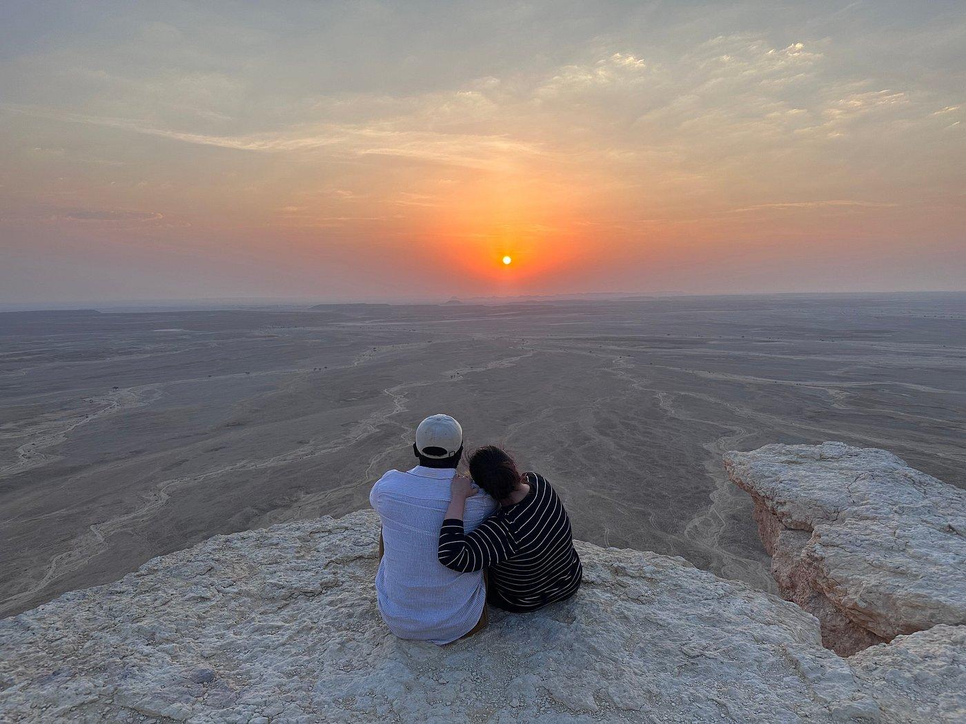 Riyadh: Edge of the World & Bat Cave Adventure