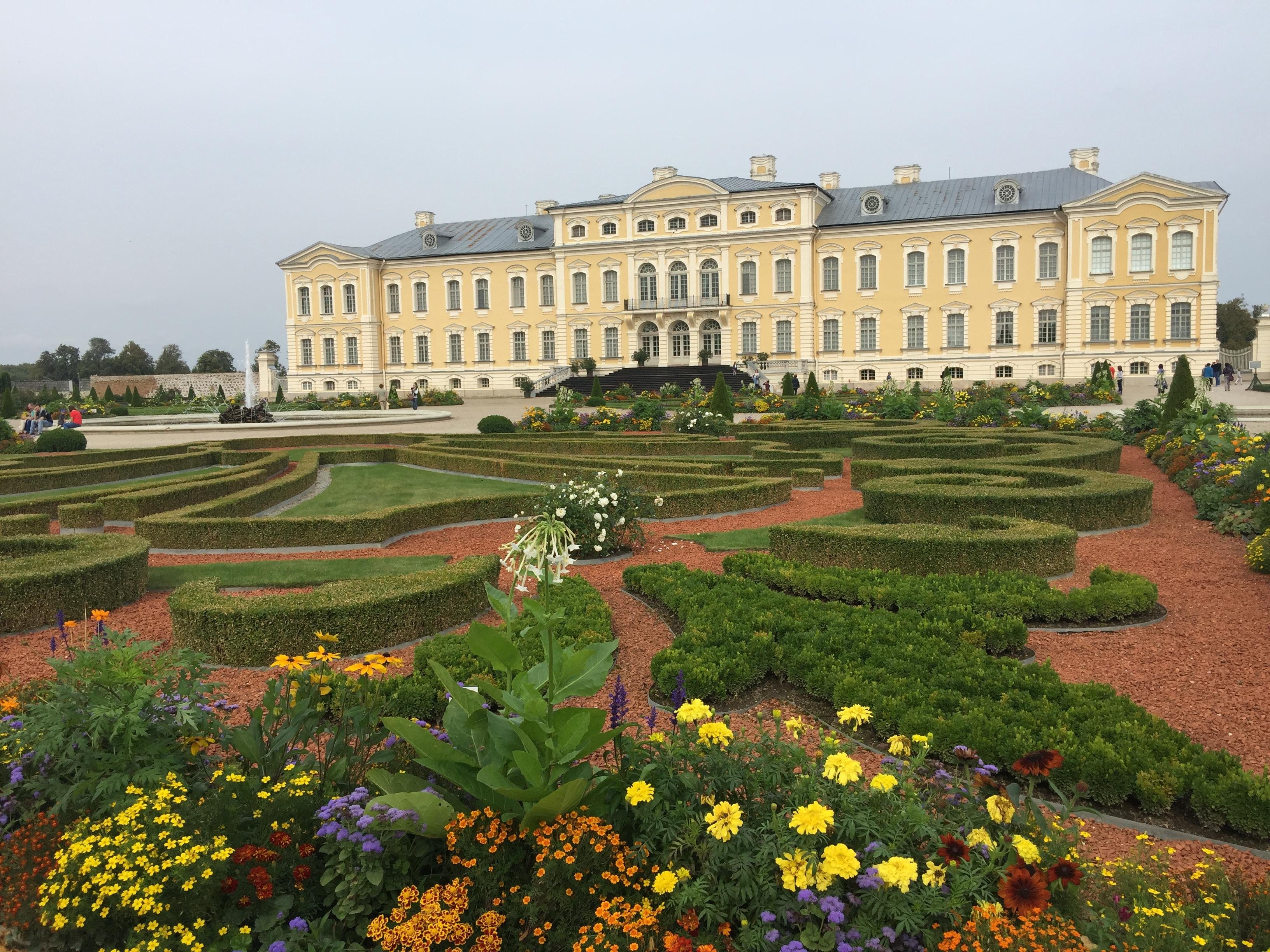 Riga to Vilnius Transfer via Rundale Palace & Hill of Crosses