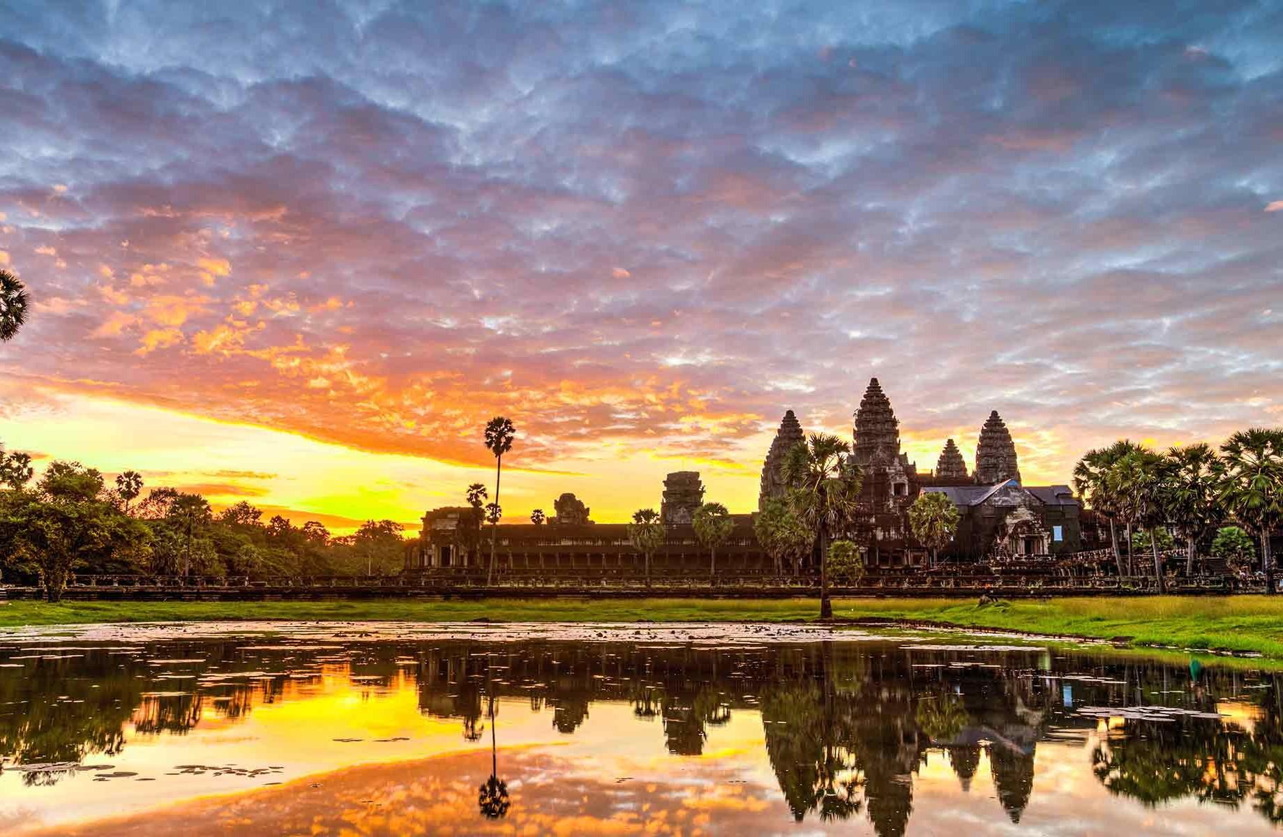 Siem Reap: Angkor Wat Sunrise E-Scooter & E-Bike Tour