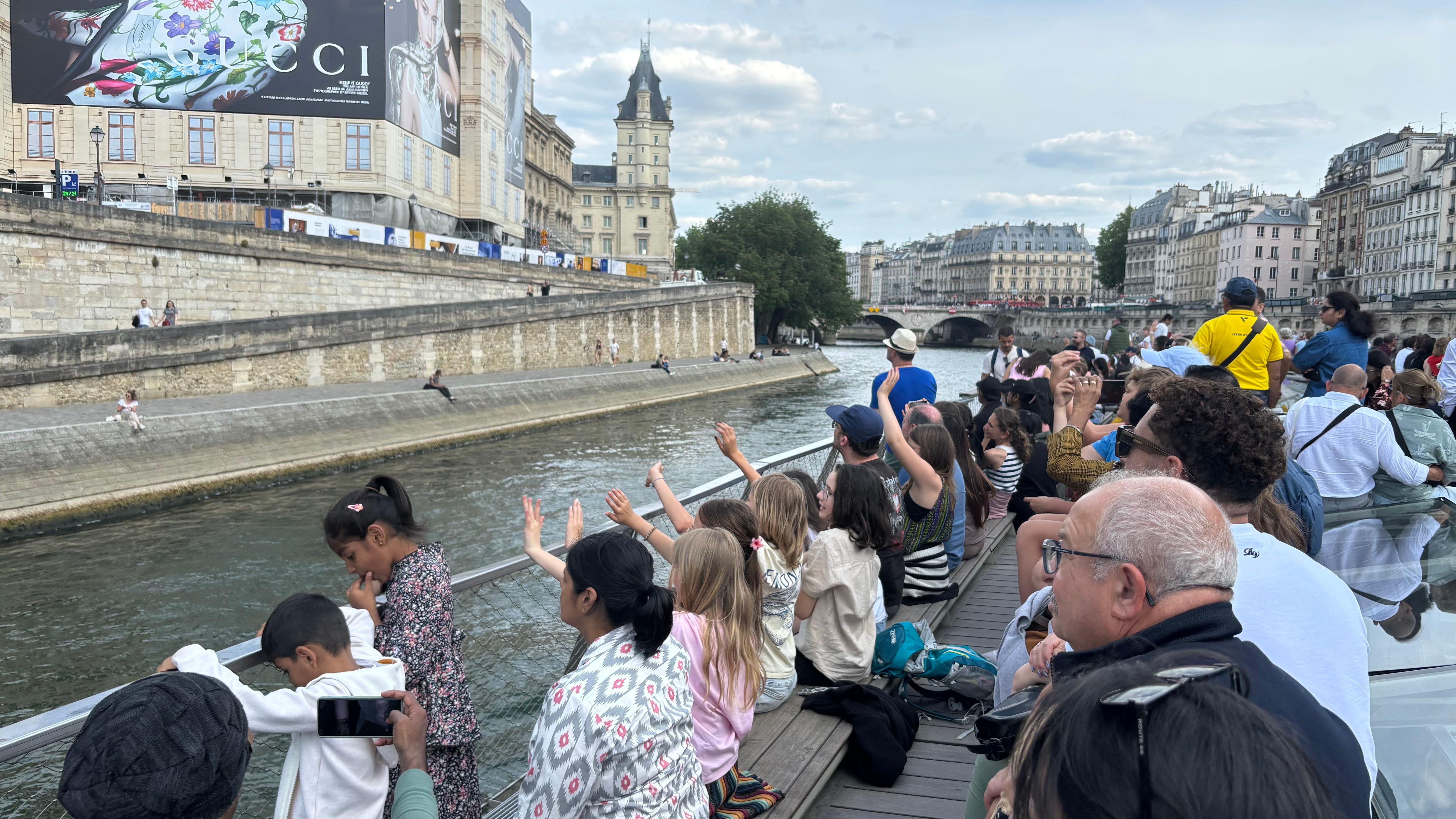 Paris: 1-Hour Seine River Sightseeing Cruise from the Eiffel Tower