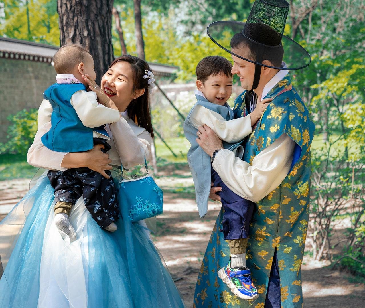 Seoul: Hanbok Rental with Gyeongbokgung Palace Entry — Seoul K-beauty experience photo 11
