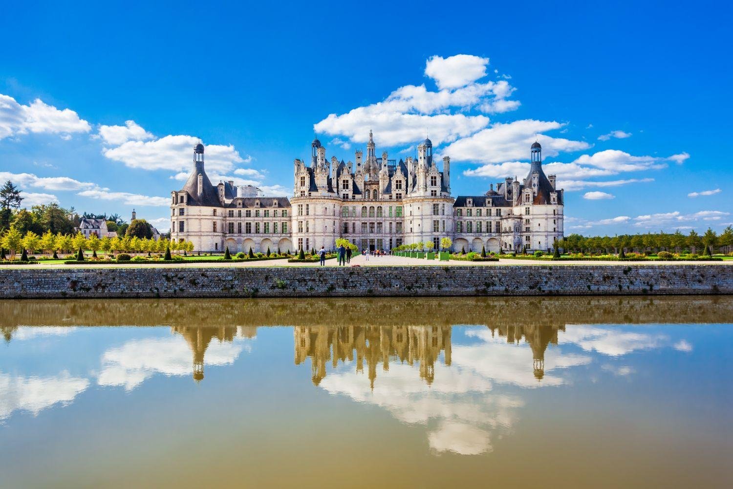 5-Day Private Tour: Barcelona to Paris via Medieval France & Loire Castles