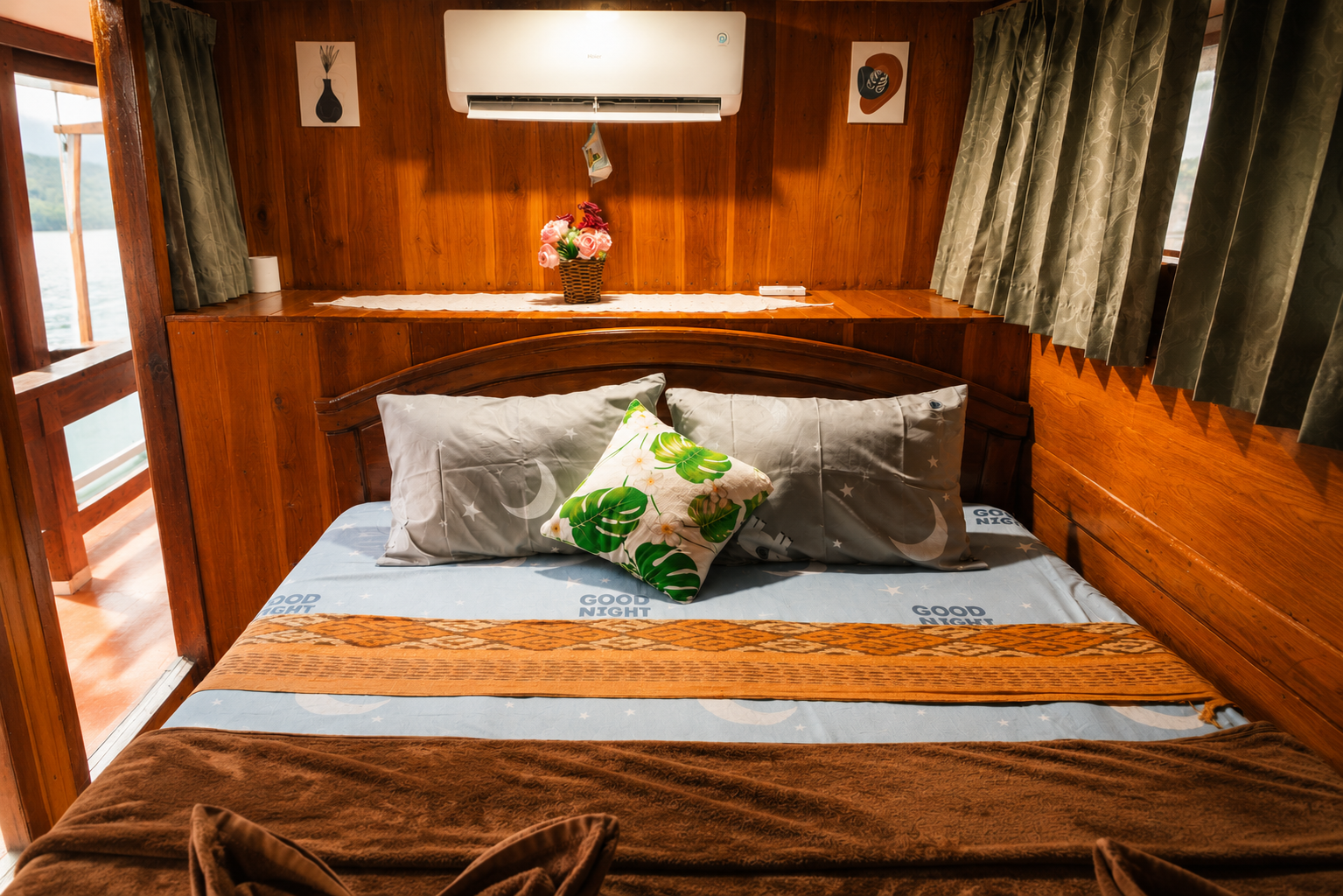 Komodo 4-Day Private Tour: Boat Stay, Padar Island & Pink Beach