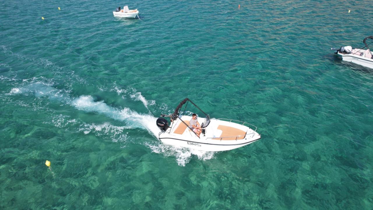 Milos: Kleftiko & Gerontas Express Boat Tour with Skipper