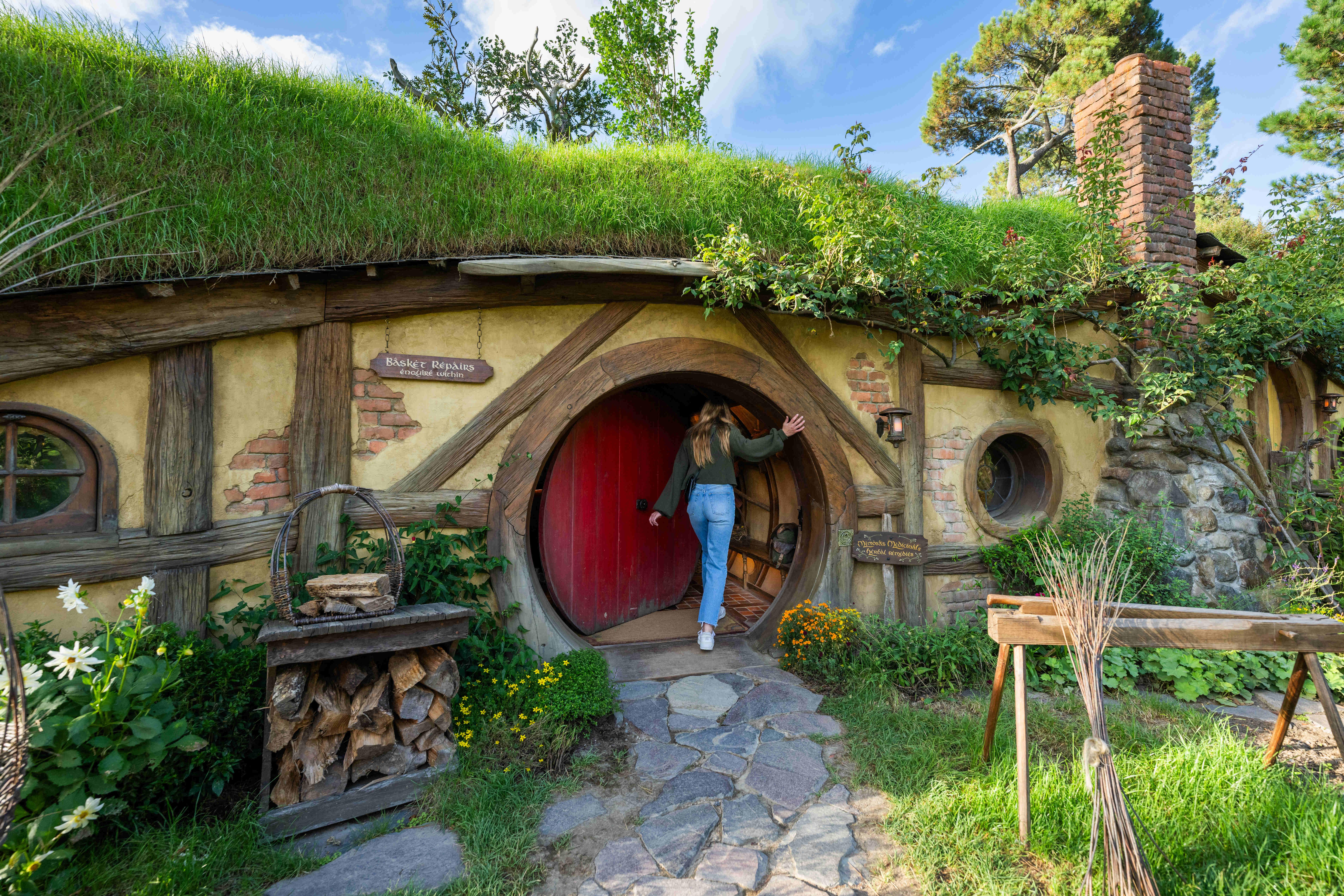 Hobbiton & Waitomo Glowworm Caves Small-Group Day Tour from Auckland