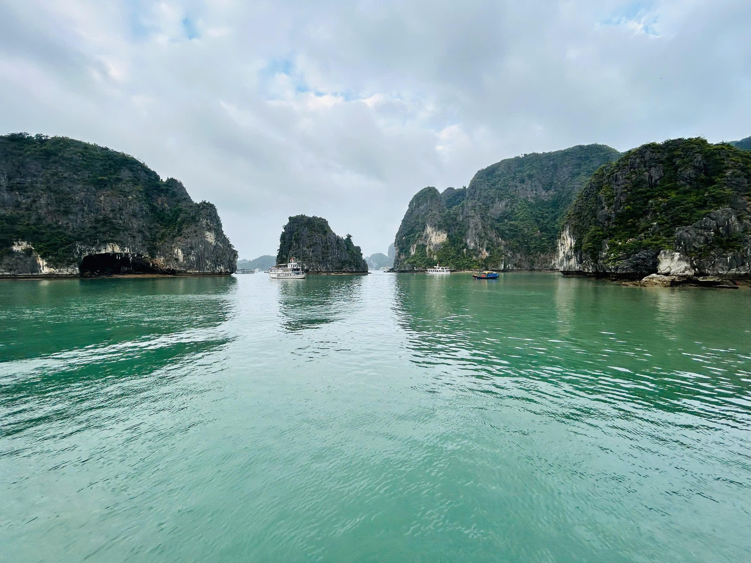 Ha Long Bay Full-Day Cruise: Caves, Kayaking & Scenic Views