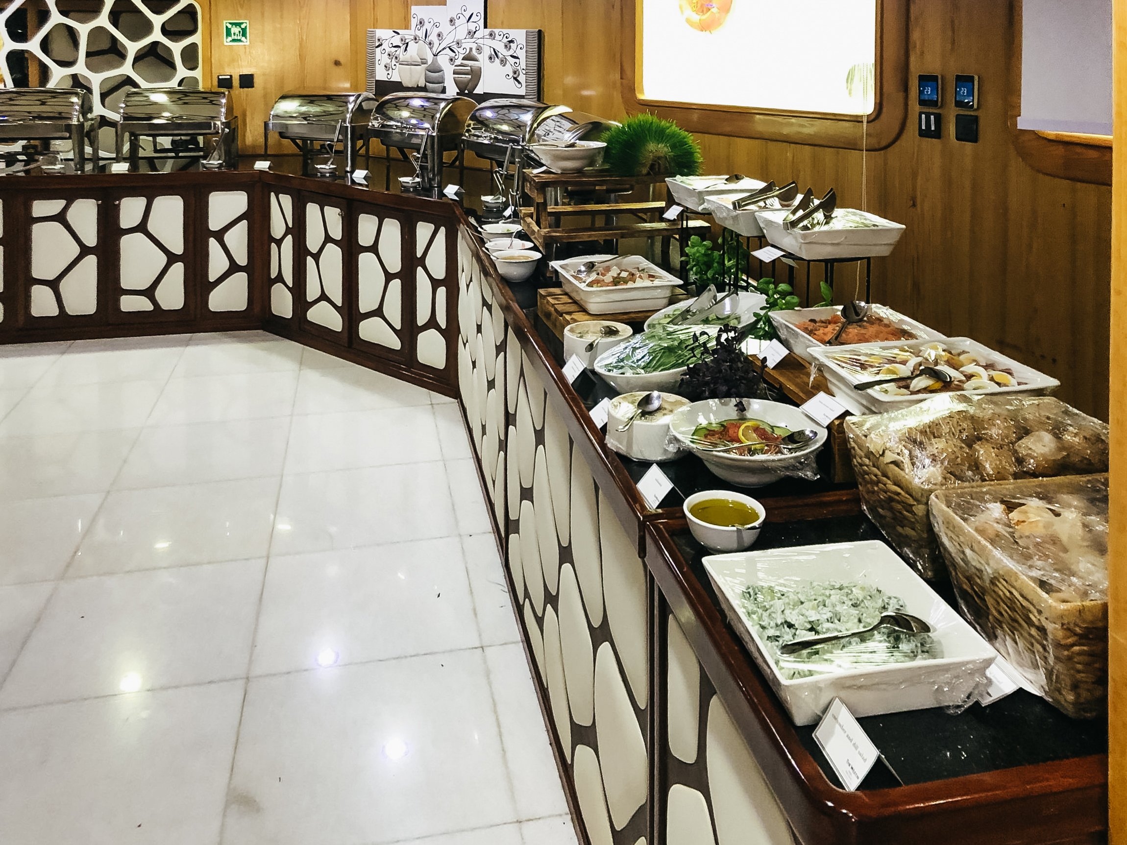 Dubai Mega Yacht Dinner Cruise with Buffet