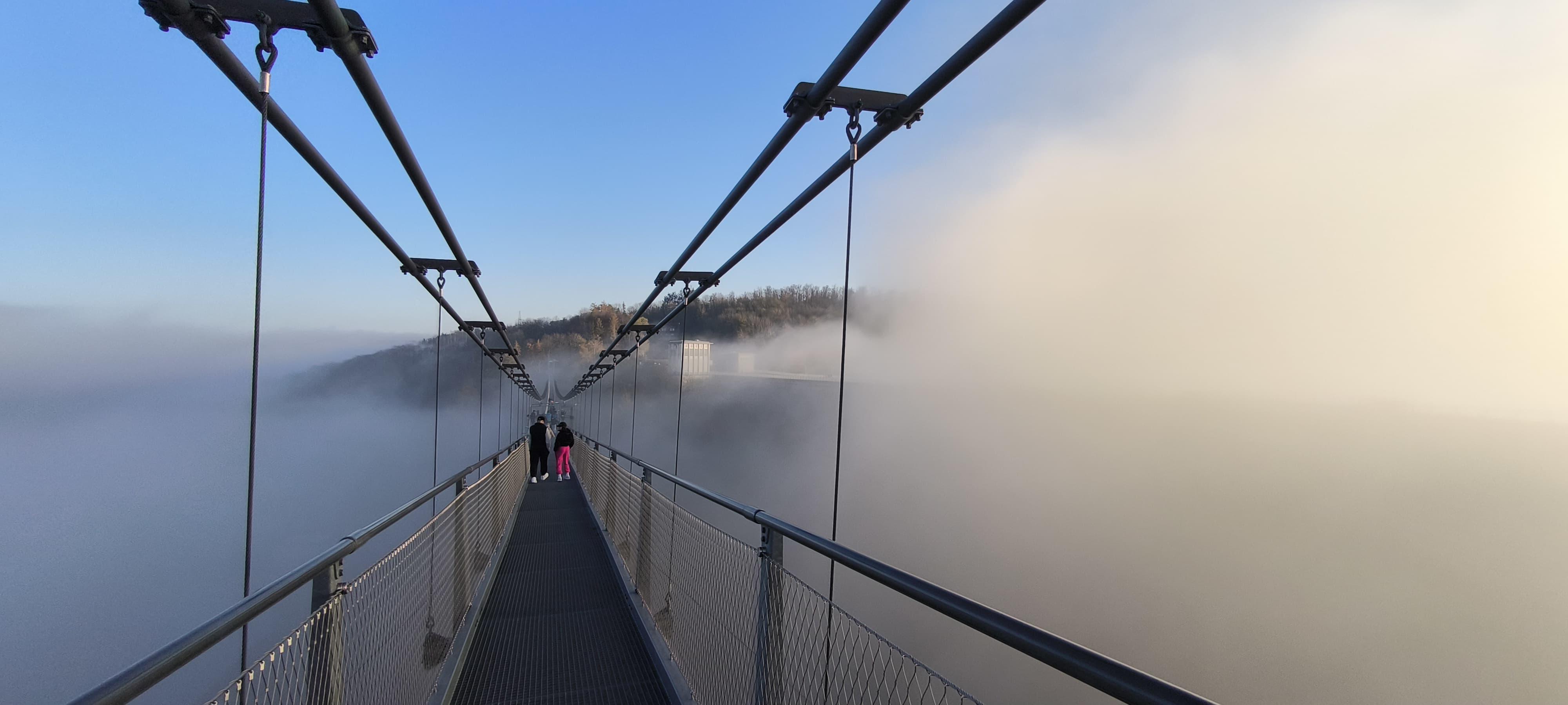 Blick über den Brückensteg der Titan RT in dichten Talnebel
