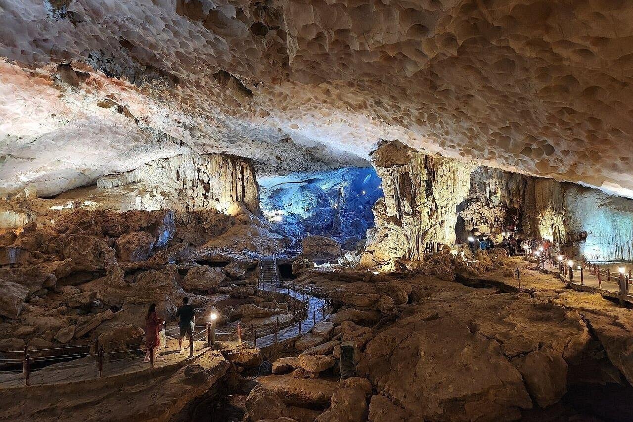 Private Ha Long Bay Luxury Cruise & Cave Tour from Hanoi