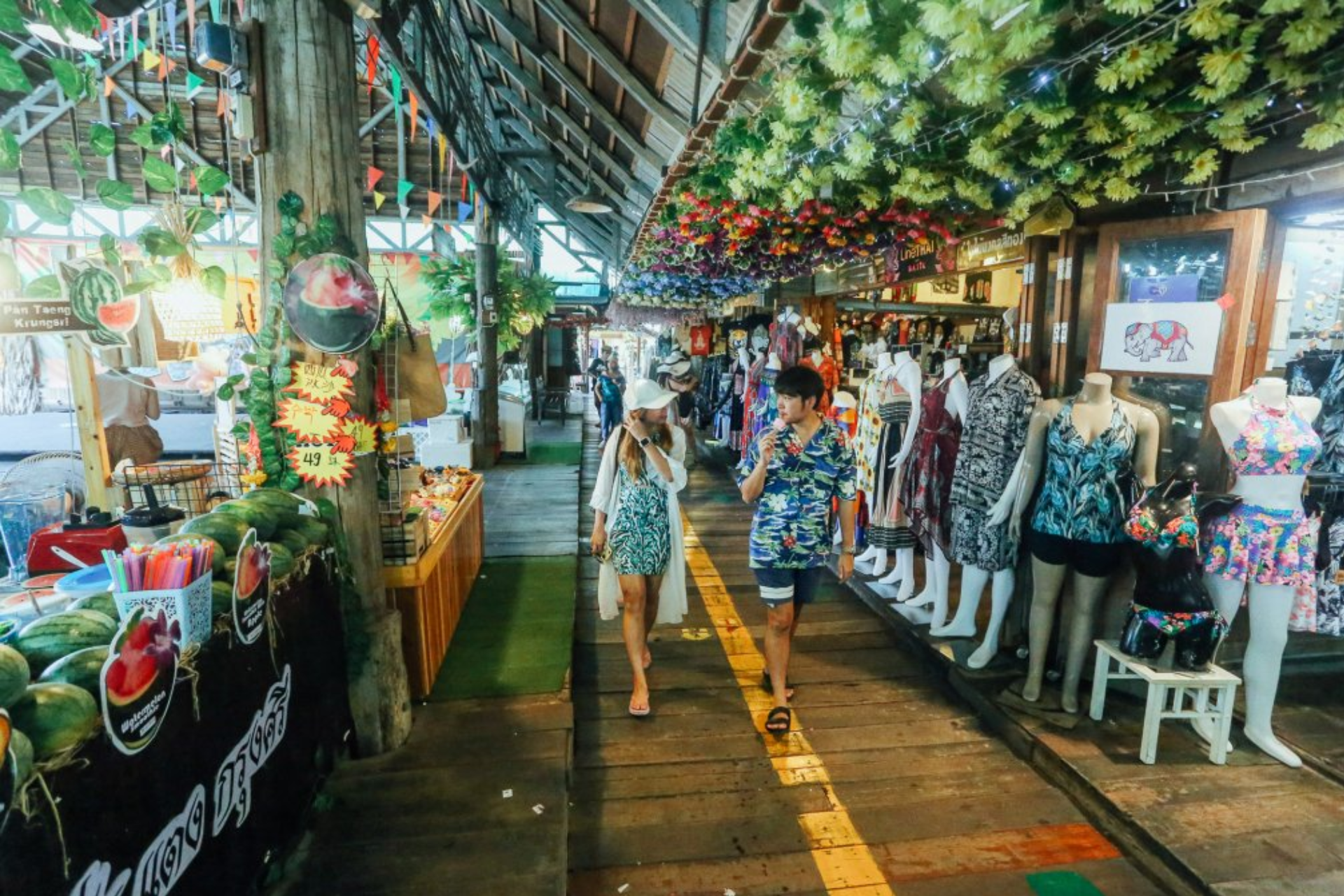 Pattaya Cultural Day Tour: Buddha Mountain, Viharn Sien & Floating Market