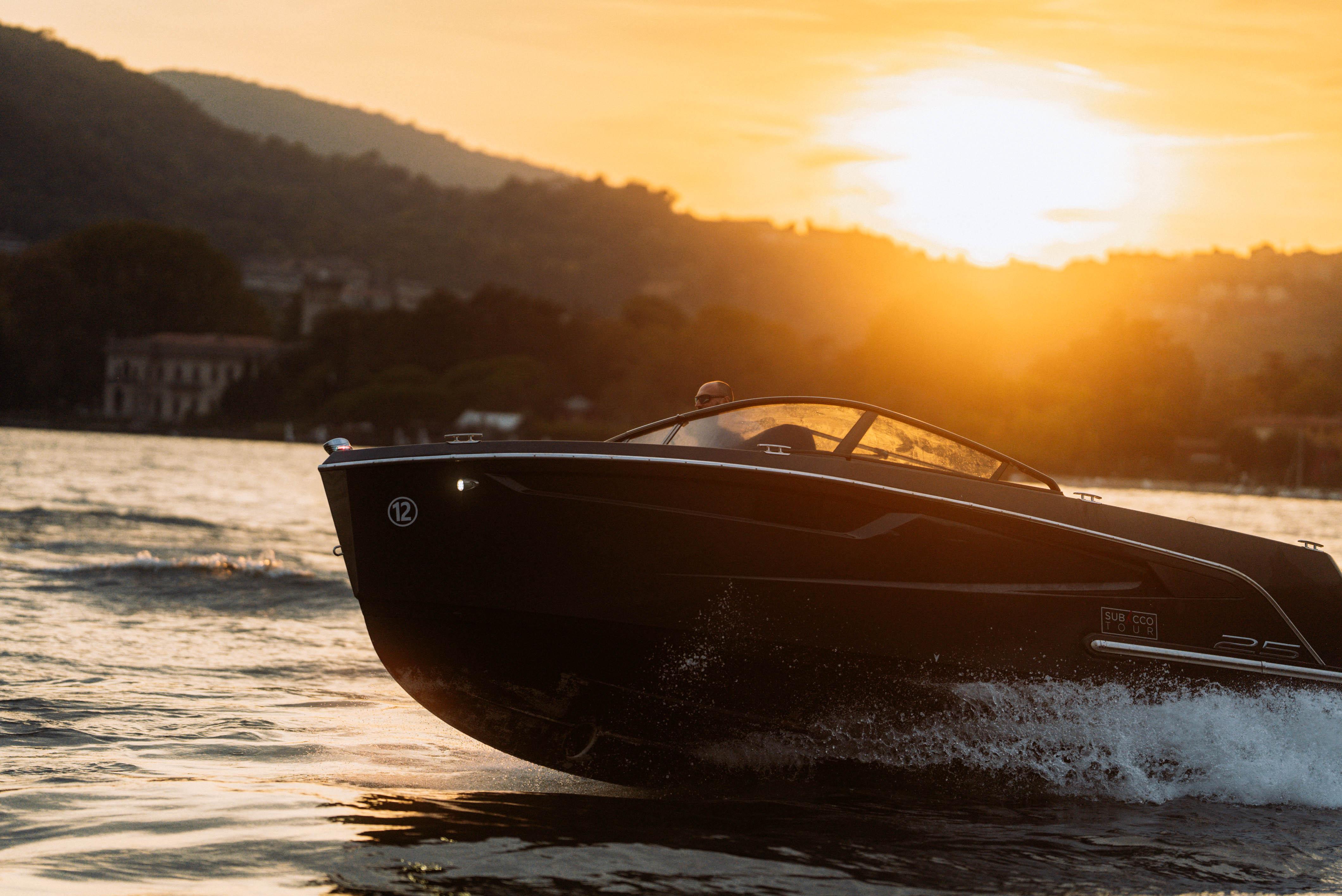 Lake Como: 2-Hour Luxury Boat Tour with Captain & Villas