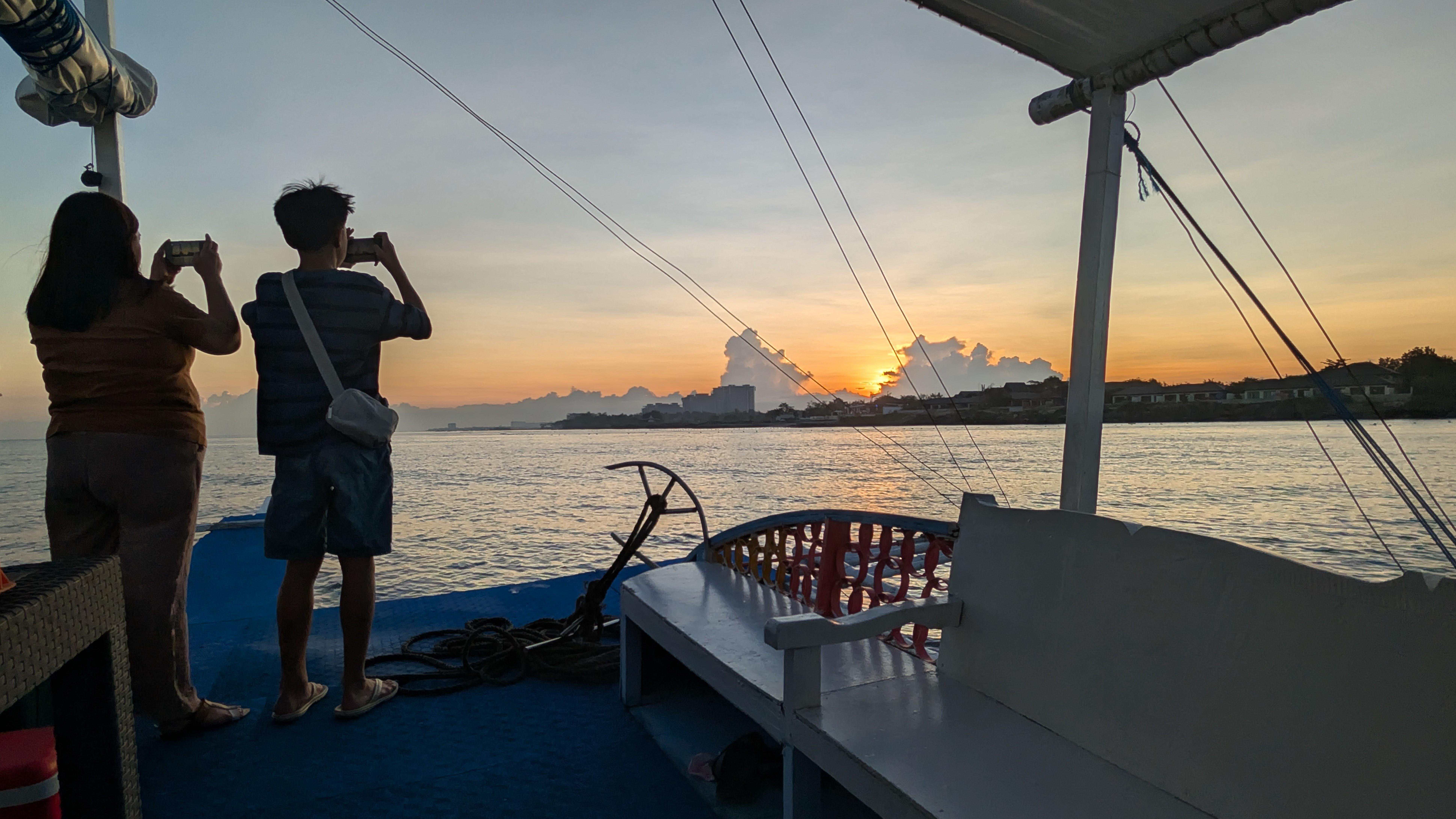 Mactan Island Sunset Panga Boat Cruise with Drinks