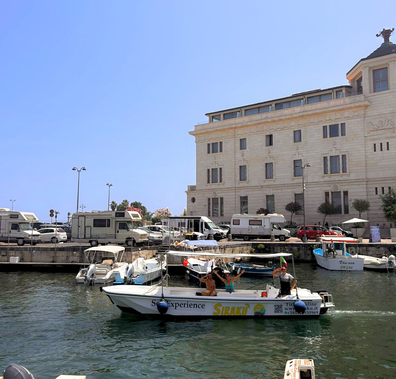 Siracusa: Ortigia & Sea Caves Boat Tour w/ Prosecco & Fruit